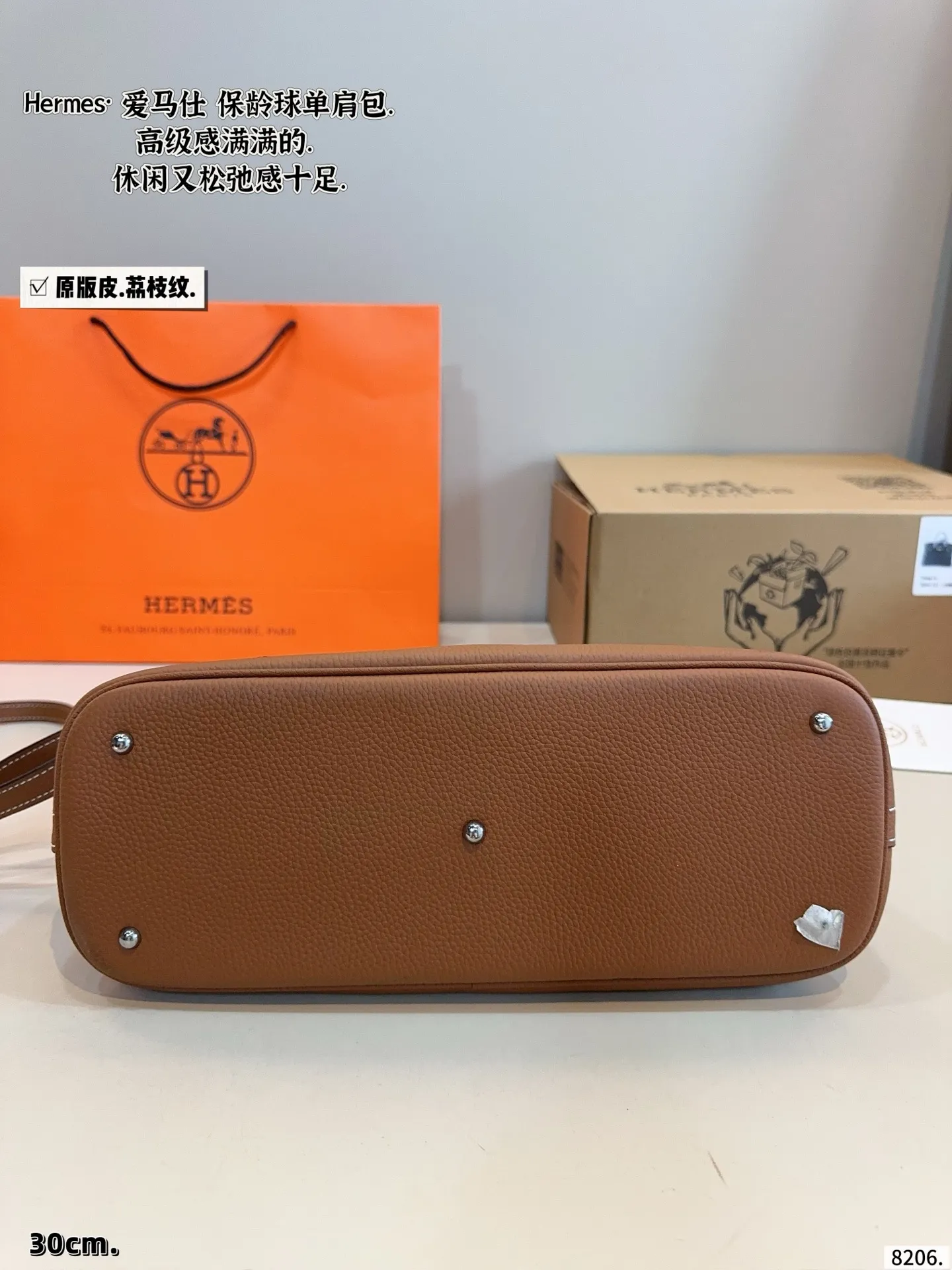 P250配礼盒🎁 Hermesl小仙女必备款爱马仕 Bolide 贝壳包 每一个色真的调的太完美了 一点都不俗气超级仙的 虽然这个包不火 但是是实用的款式,日常需要的东西都可以装下 别认为这个颜色不好搭配 其实穿比较淡的颜色被这个包都很好看 很仙 尺寸:31*12*23cm