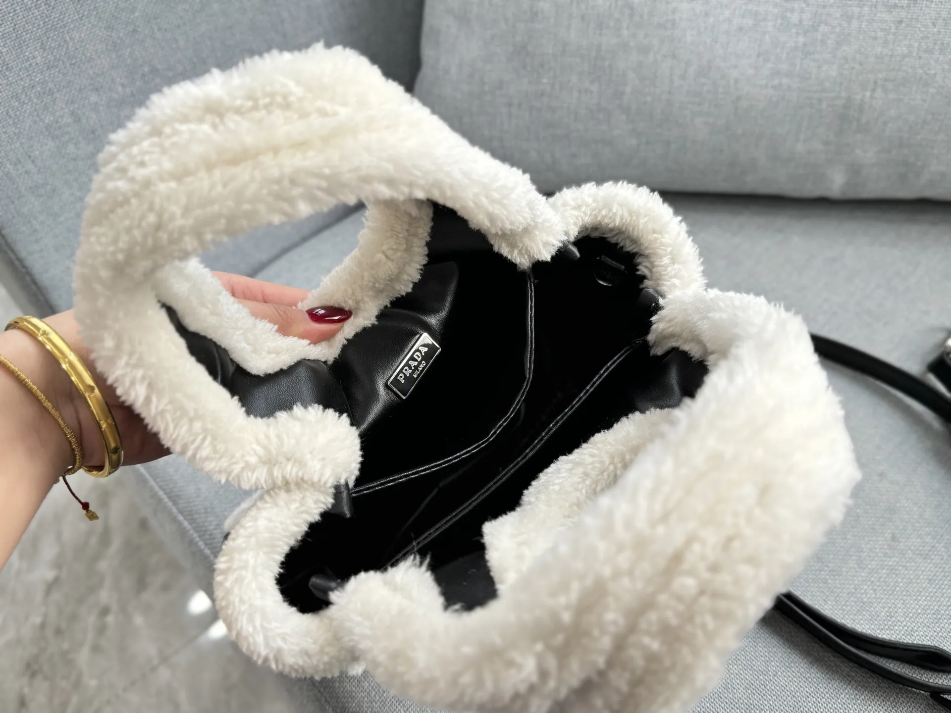 💰135 size：18&times;16 PRADA普拉达 羊羔毛 菜篮子包 托特包Tote包购物袋 手提包 2025秋冬羊羔毛饭盒包 奶呼呼的小包！超级可爱！ 看到毛绒绒的包包因为冬天❄️来啦 新品毛茸茸包，冬天的可可爱爱🟠