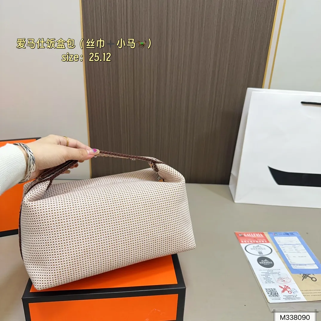 💰105 礼盒包装 丝巾➕小马 爱马仕帆布收纳包饭盒包。 帆布的材质随性且休闲! 优雅贵气高级感并存! 尺寸25×12