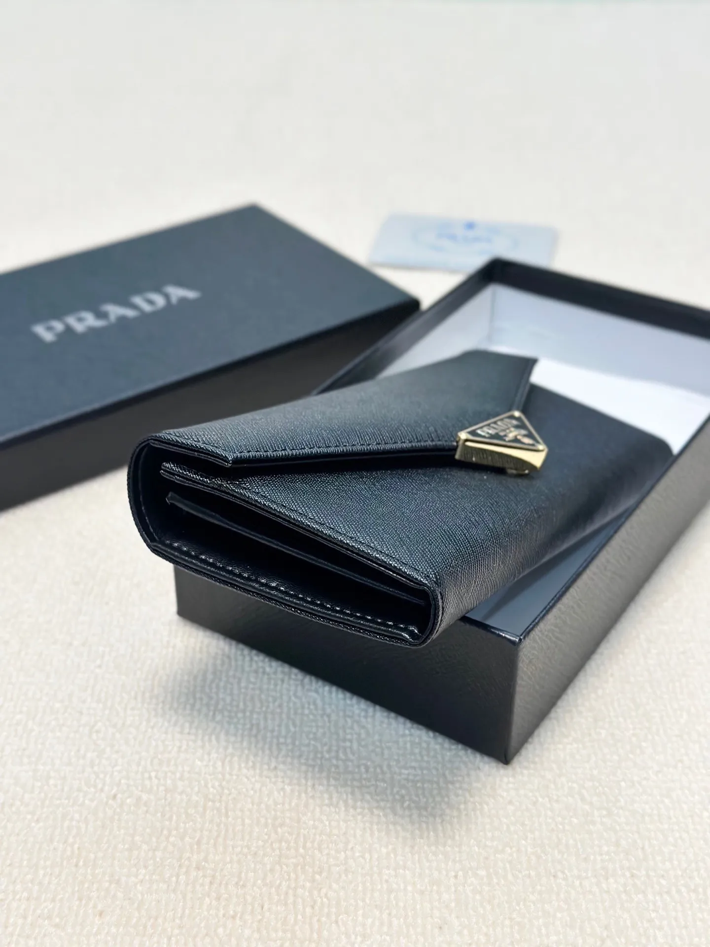 P95🎀🎀颜色 黑🎀尺寸 19x10🎀普拉达爆款牛皮两折钱包🔥款式经典做工精细耐磨耐用手感极佳❤