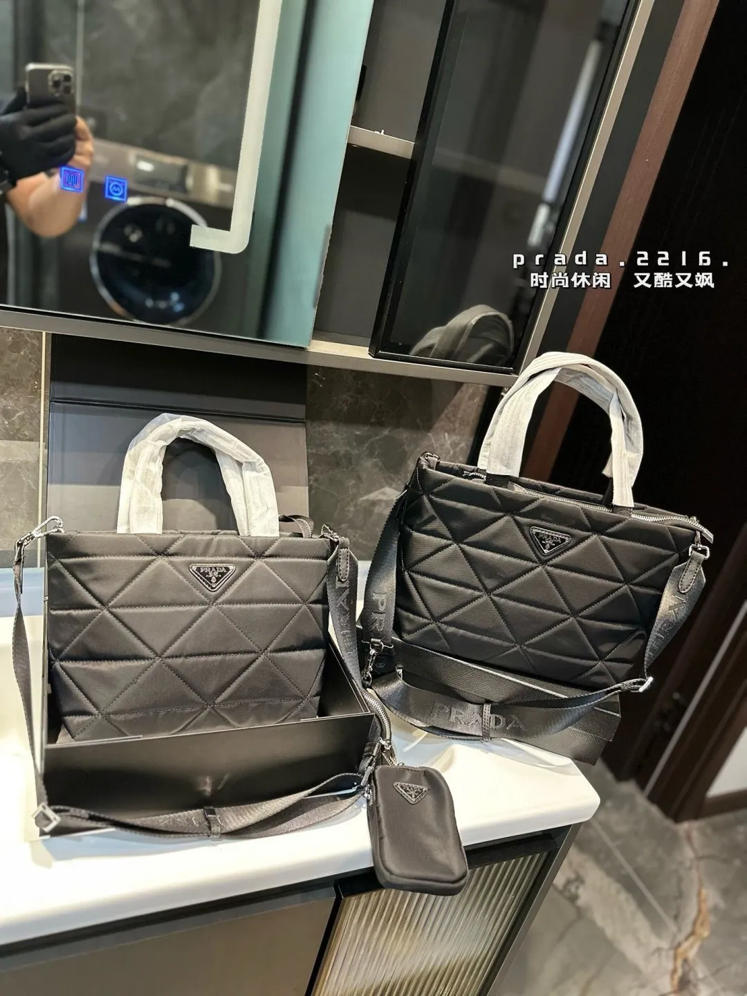 ❤️p130/p125❤️ 普拉达尼龙菱格托特包有种酷酷感觉容量还很可 Prada一眼便爱上日常通勤强烈推荐 集美们冲它 尺寸：大号32 22 小号24 21