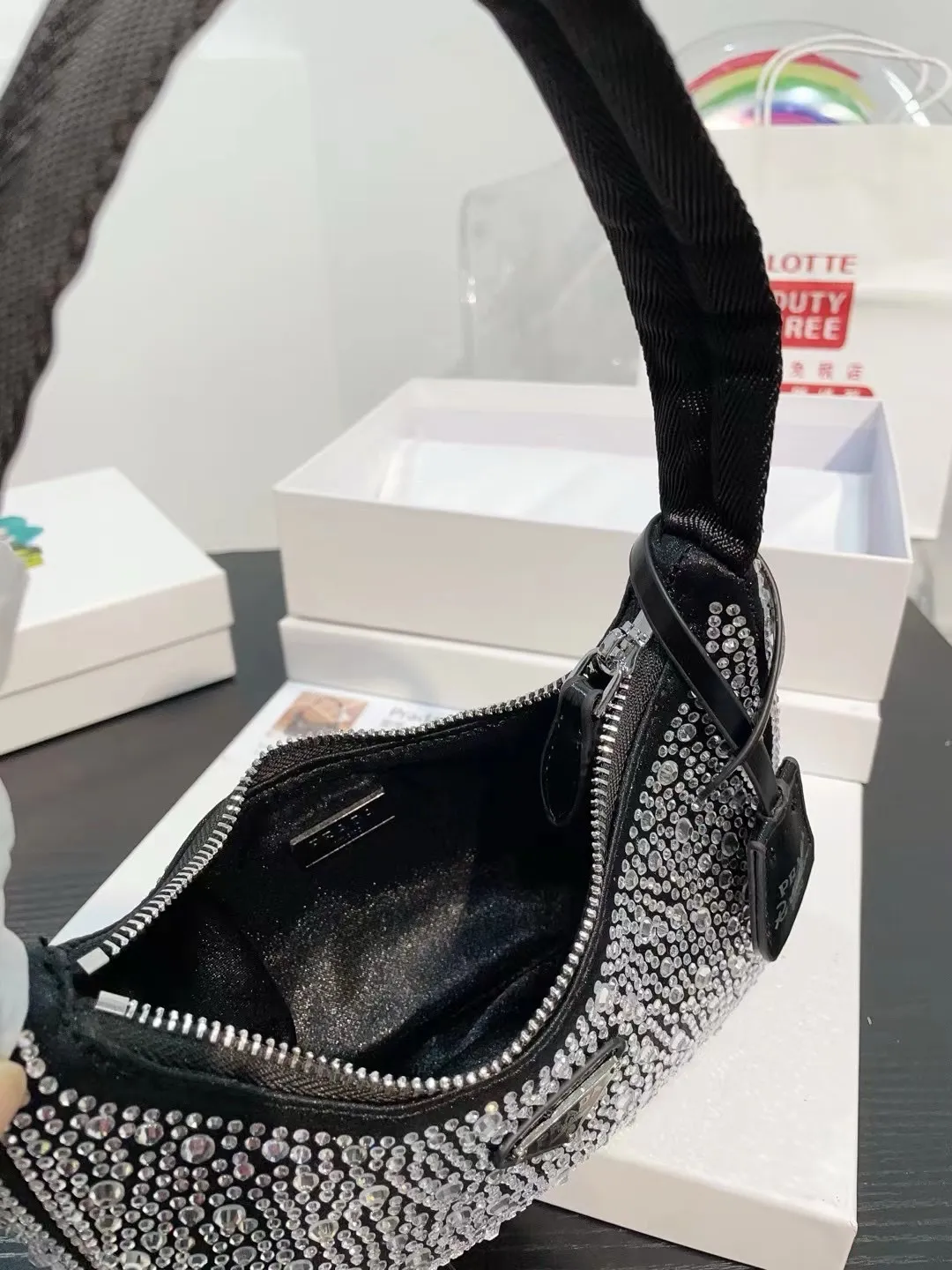 👑💰130配盒子 普拉达水钻石腋下包 ✧Prada͎ 闪钻包 红翻天的一款 专柜一只难求 我家原单复刻版 -今年真的太流行腋下包了 🤞🏿 超级喜欢它简单有质感的设计，很能装而且方便啊！ 无敌时髦洋气～哈哈真香😜耐磨耐用 尺寸 20 12