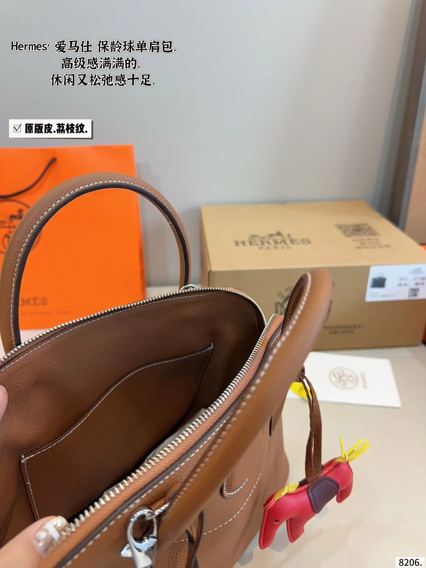 P250配礼盒🎁 Hermesl小仙女必备款爱马仕 Bolide 贝壳包 每一个色真的调的太完美了 一点都不俗气超级仙的 虽然这个包不火 但是是实用的款式,日常需要的东西都可以装下 别认为这个颜色不好搭配 其实穿比较淡的颜色被这个包都很好看 很仙 尺寸:31*12*23cm