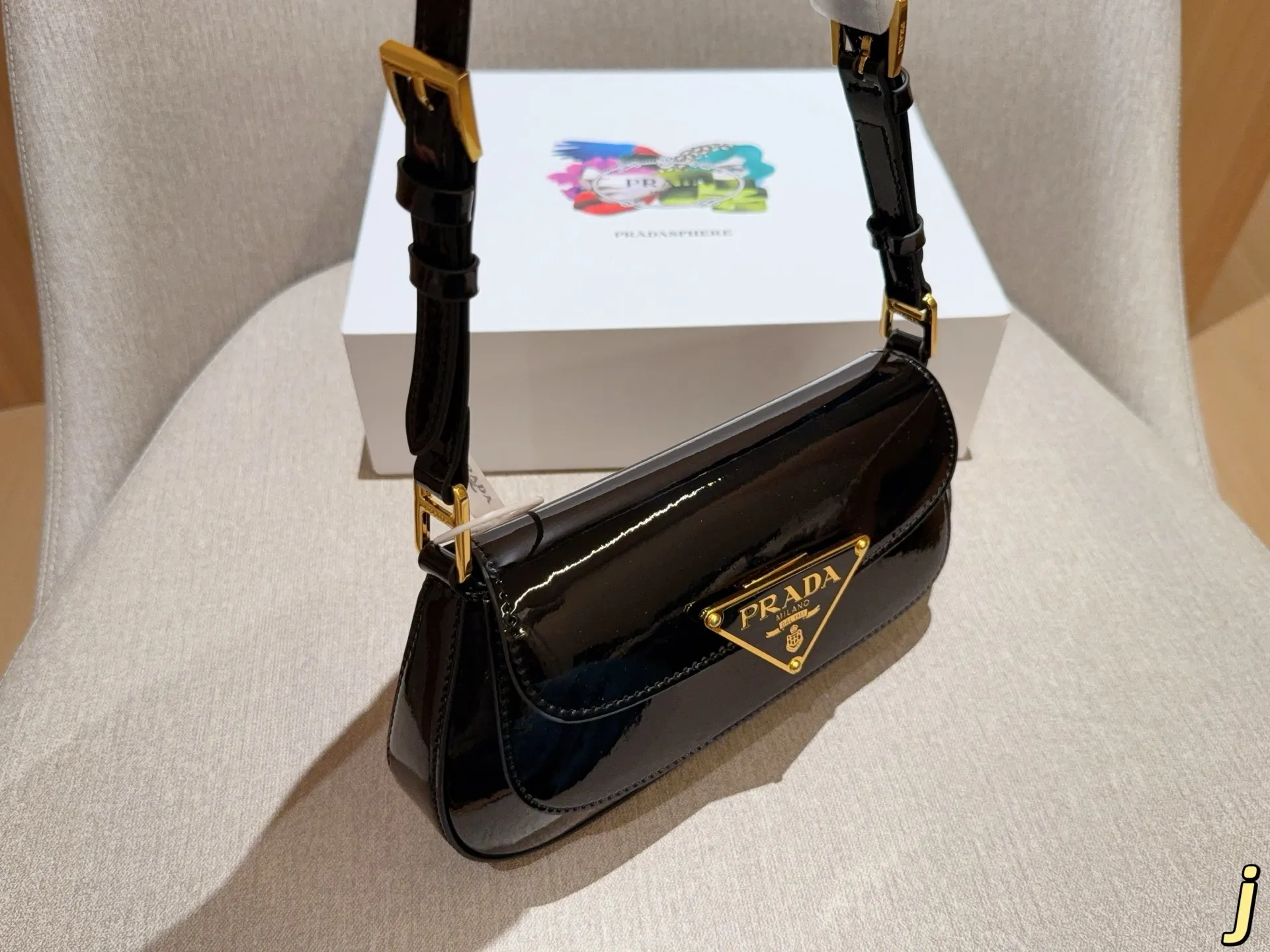 💰170 普拉达prada 新款fw亮皮漆皮hobo腋下包 翻盖法棍包 尺寸24×14×4 礼盒包装🎁