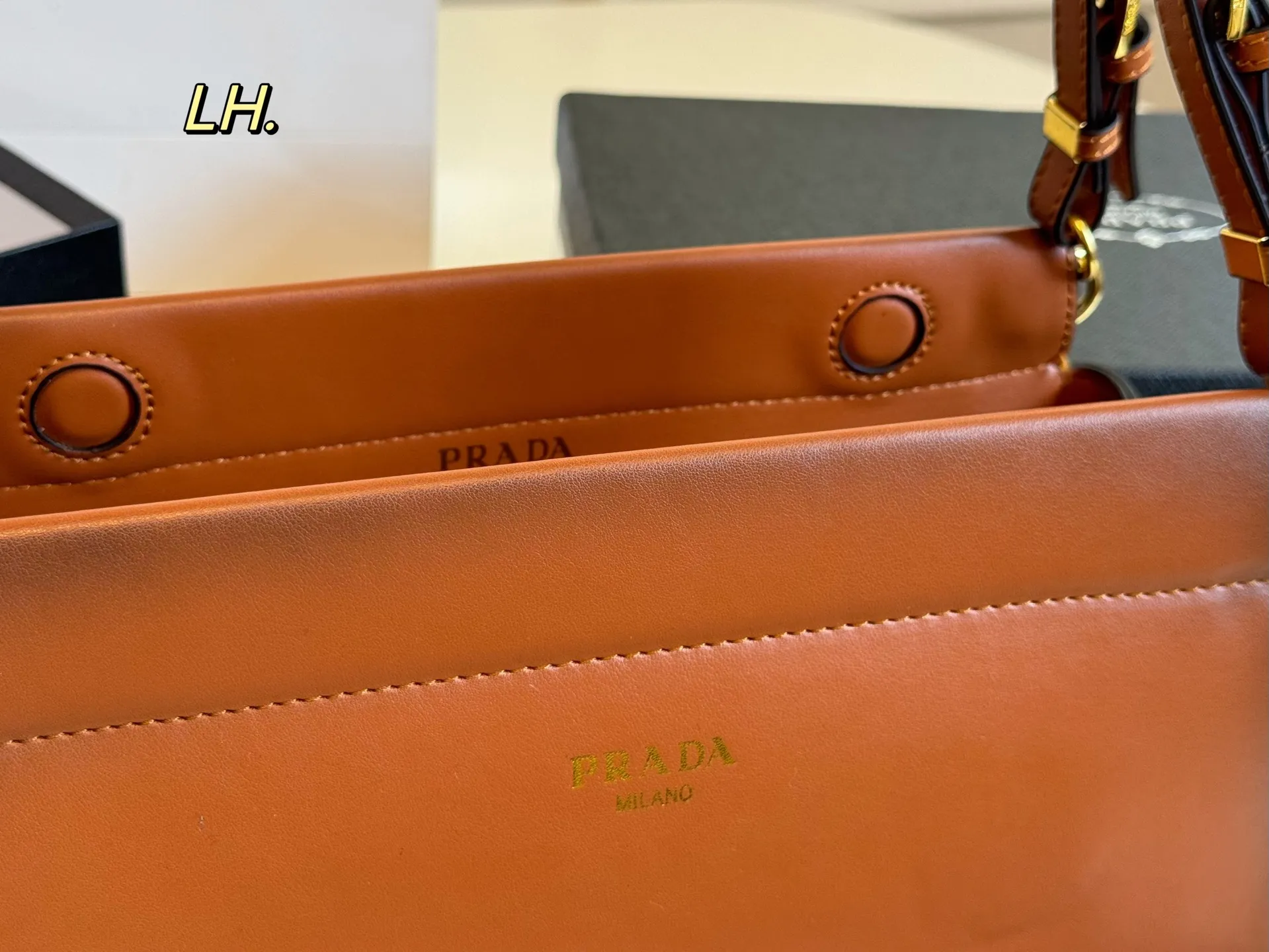 P135(配盒) size:32×16 PRADA普拉达新款FW25手袋👜 超美的一款包包,包型利落大气! 做旧皮料设计,满满的复古感 肩带可调节,多种背法~ 上身效果又酷又飒,高级又百搭‼️