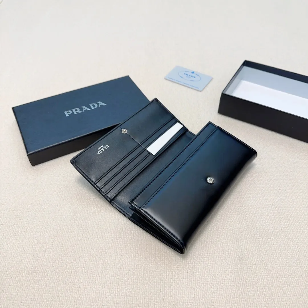 P90🎀🎀颜色 黑🎀尺寸 19x10🎀实拍普拉达爆款牛皮两折钱包🔥款式经典做工精细耐磨耐用手感极佳❤