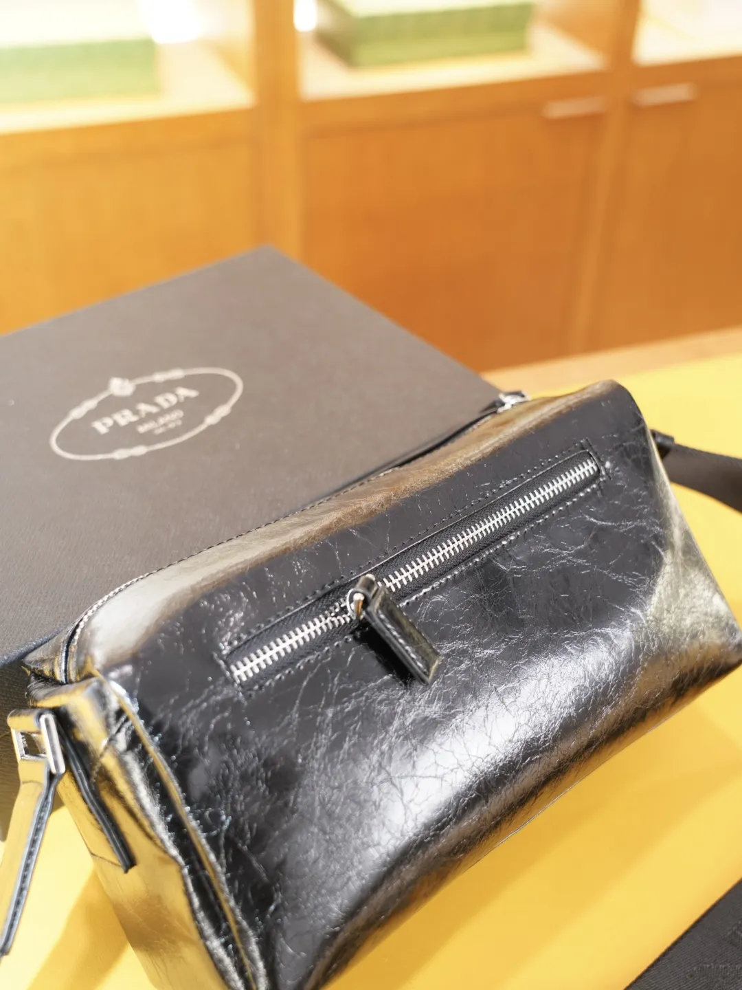 P110 🇮🇹 PRADA 普拉达 官网同步 高版本 斜挎单肩背包 永恒不过时的标志性产品 纯原单牛皮 顶级五金制作 非市面普通版本 今年最爱的款式 全部实拍 实用性非常高 完全不用担心穿搭 配全套包装礼品盒 【规格:25x14x10】