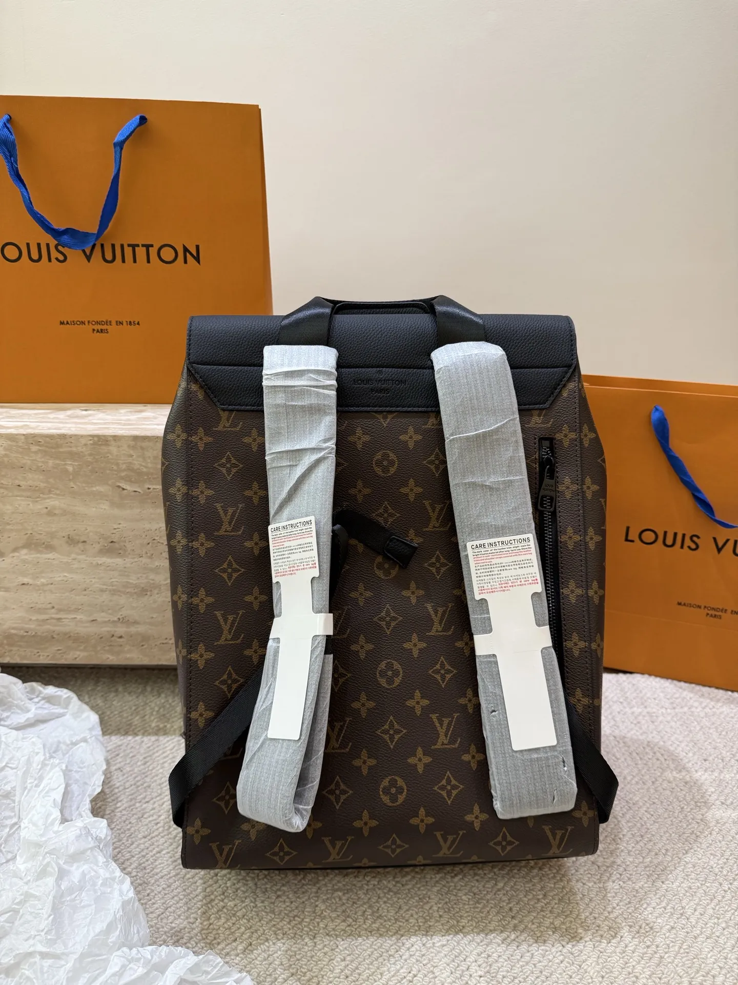 P170 高顔値双肩包/ LV Discovery 百搭通勤经典牛皮双肩包 LV最好看的双 肩包出差旅行必备 休闲商务都可驾驭 容量超大超能装 大热门款个人认为这是一款最合适男士的包包 超级酷 COOL 尺寸 30 40cm