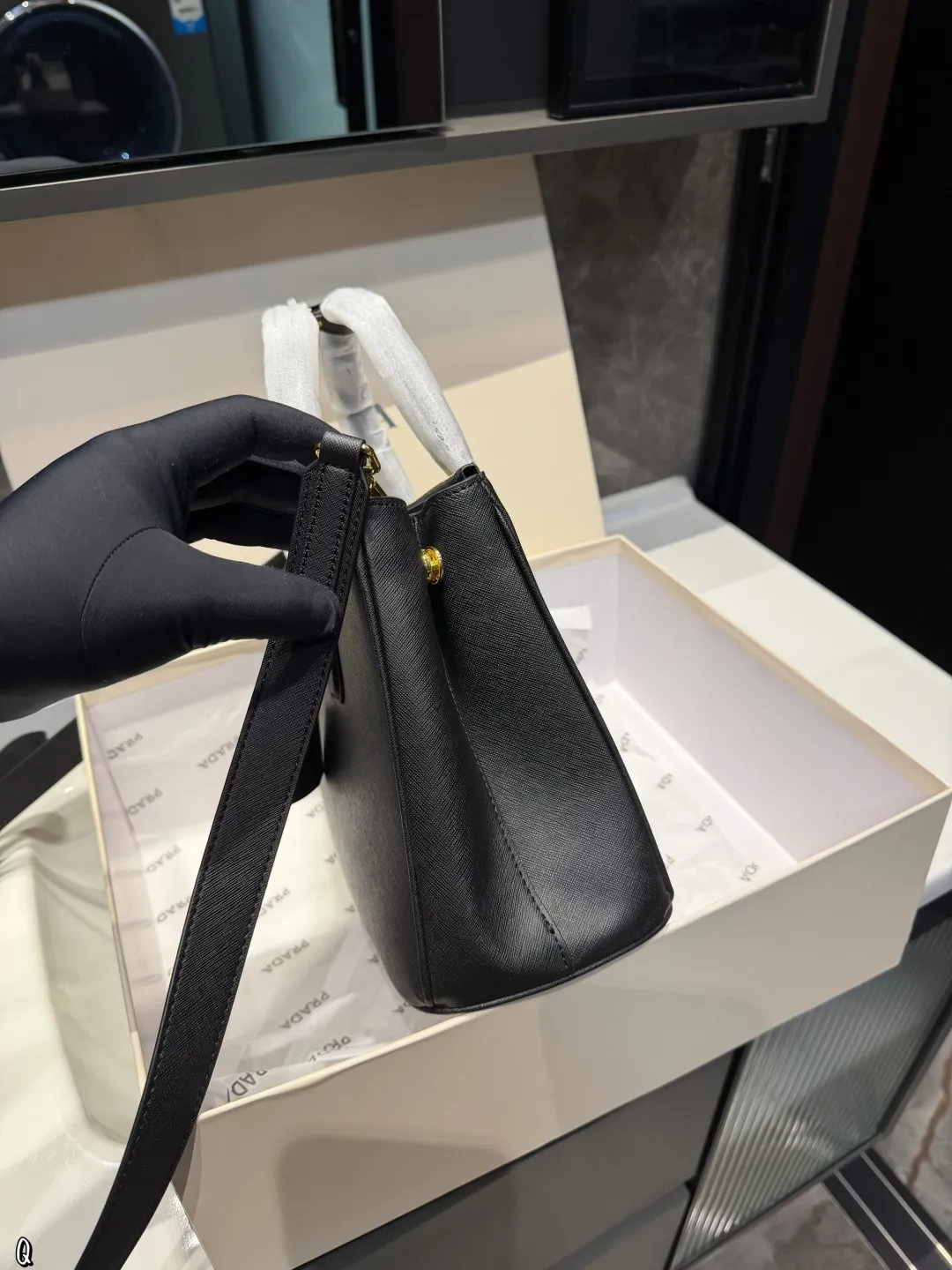 ❤️p205（礼盒包装）❤️ 普拉达杀手包仙气满满 小姐姐日常必入款魅力无限 释放你的时尚态度外形独特，有很多可爱的颜色可选，简直是不可错过的时尚单品不同于帆布包的柔软，背在身上主打一个肆意洒脱的感觉，超有质感，时尚达人超尺寸：28.20cm