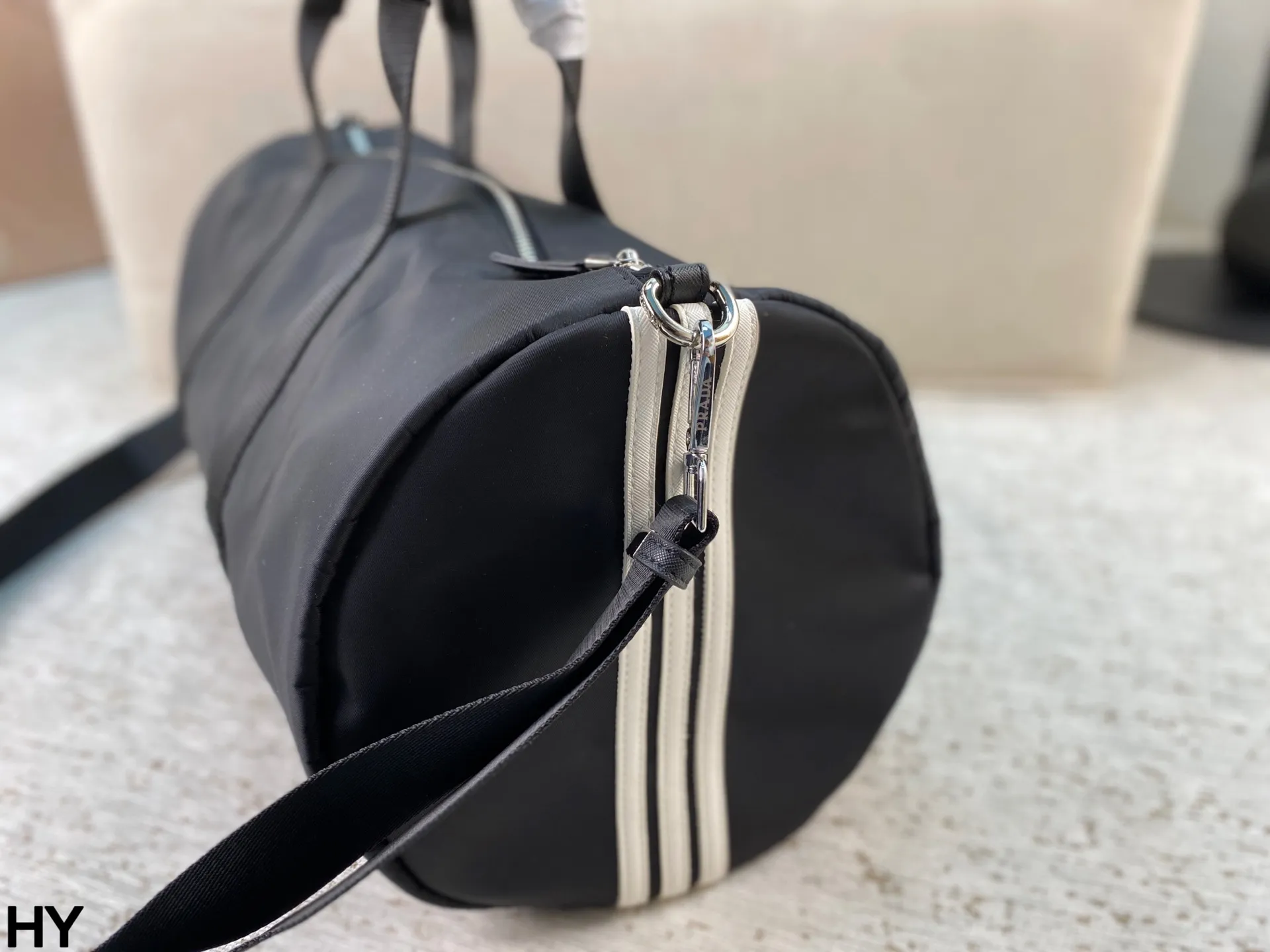 p170 无盒🎁 Prada✖️阿迪联名旅行袋 男女同款 p家经典尼龙质地配上经典三道杠 运动元素拉满 便携自重轻 去健身或者旅行都非常适用!尺寸:底50*宽24*高24