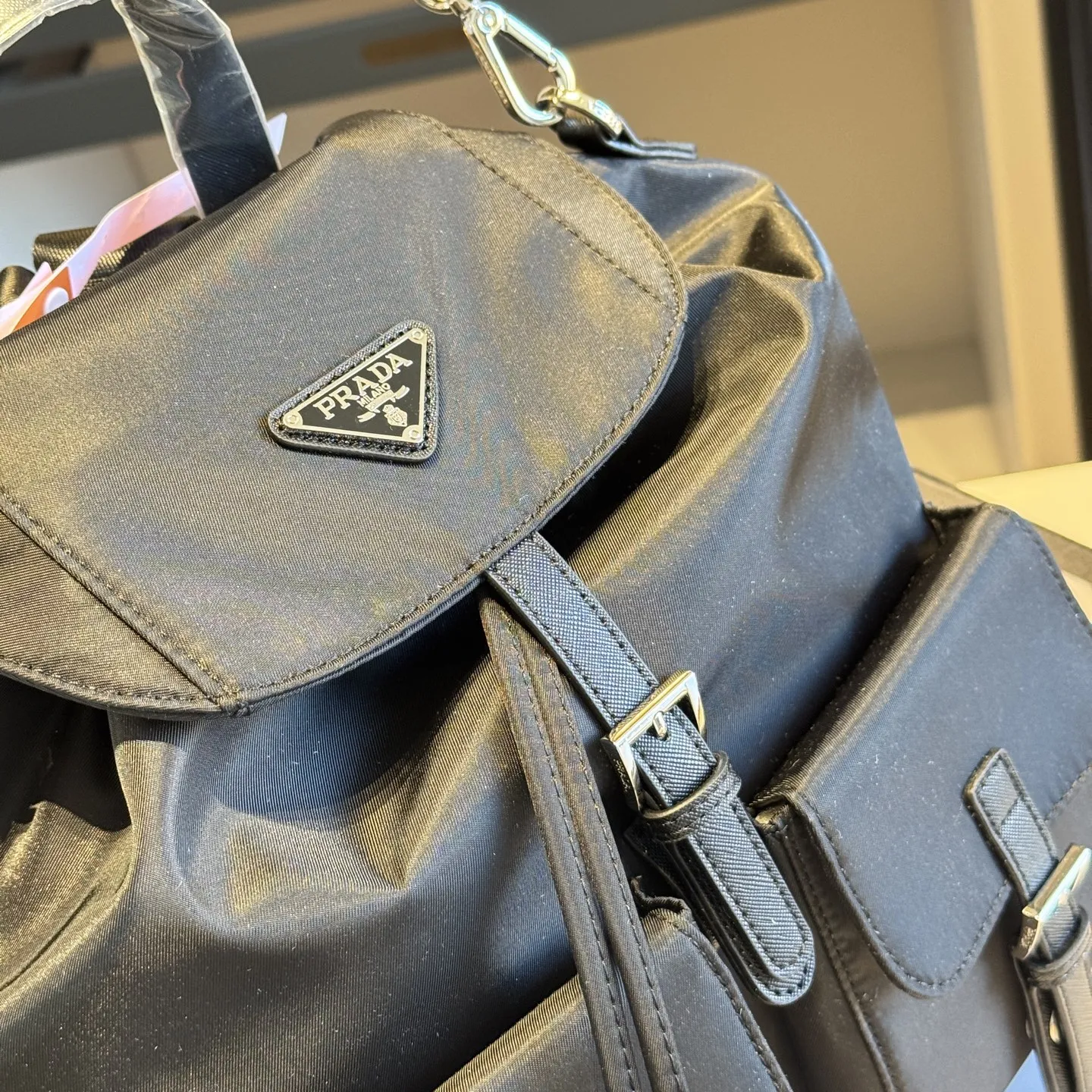 🅿️180✅新品推荐🔜 🔥升级版‼️配长肩带👍Prada普拉达专柜新款双肩包🎒男女通用‼️专柜同款哦👍超大容量～原版顶级五金！品质堪比正品！原版降落伞防水布配牛皮～面料外出轻便实用！旅游首选哦！🎁原版礼盒包装（size：30*33*15）