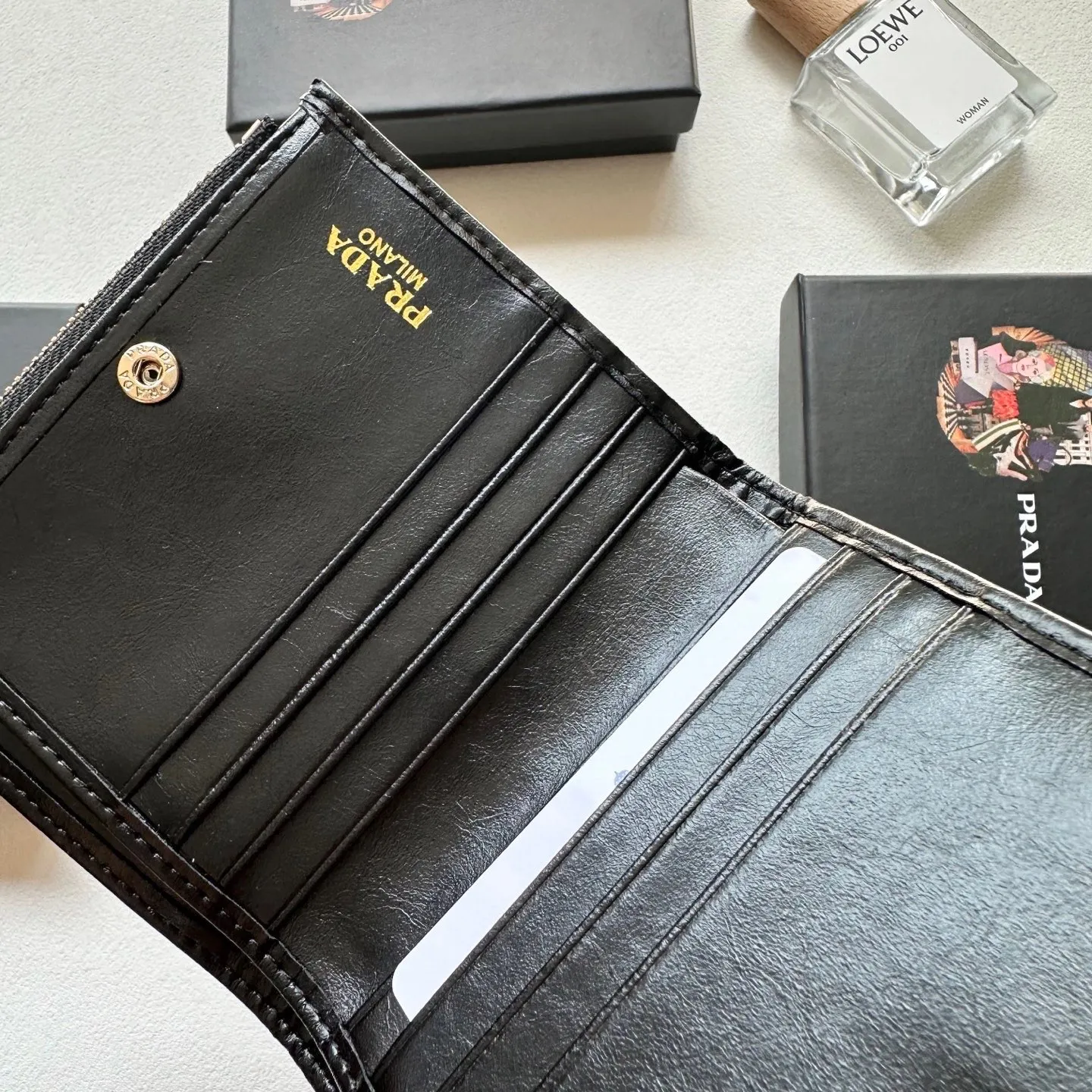 p95🎀🎀颜色 黑 灰 粉🎀尺寸 11x10🎀普拉达👏时尚钱包，优质油蜡牛皮👍🏻高档五金配件，内阁丰富，超级实用❗️现货高品质！