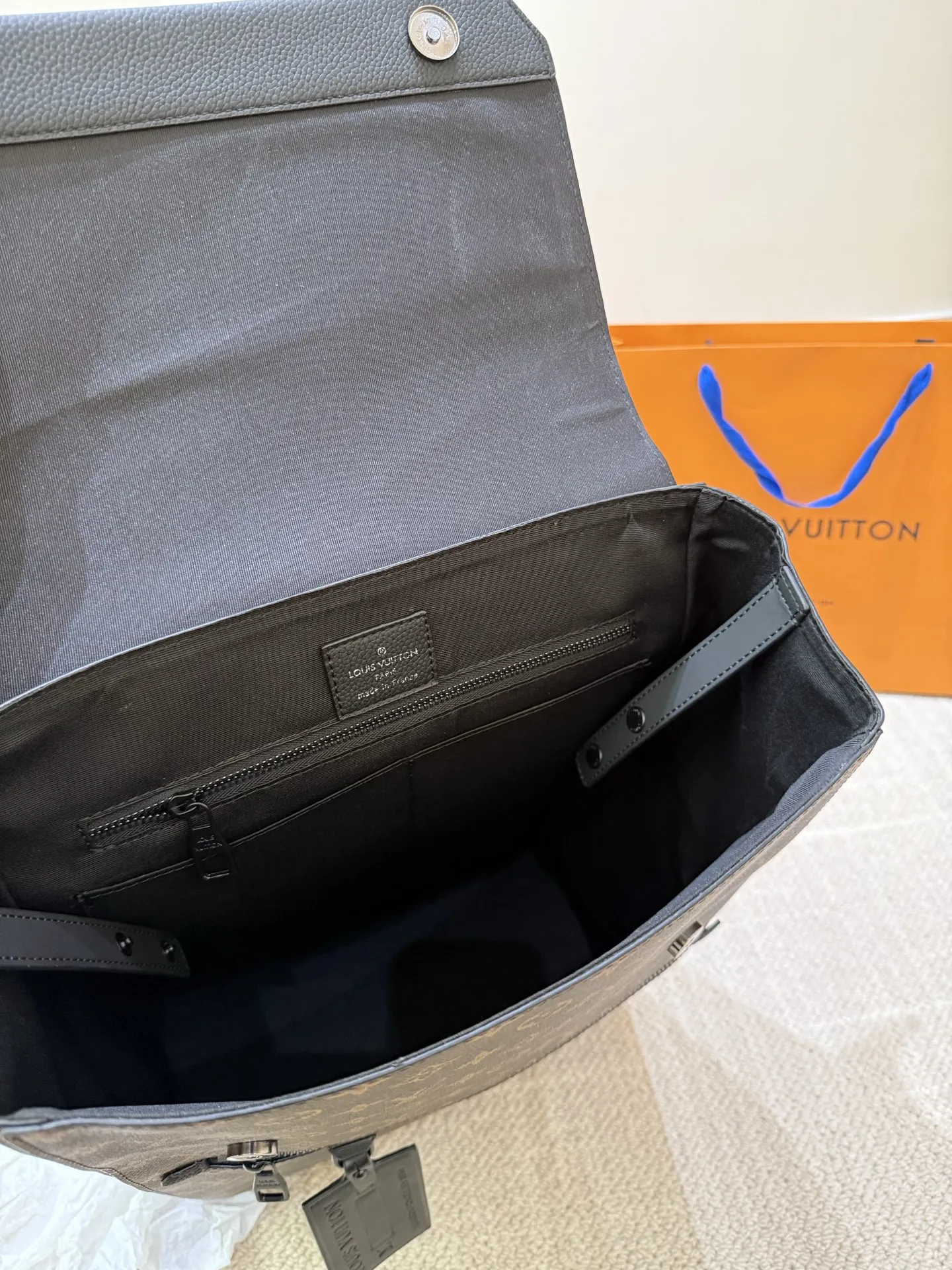 P170 高顔値双肩包/ LV Discovery 百搭通勤经典牛皮双肩包 LV最好看的双 肩包出差旅行必备 休闲商务都可驾驭 容量超大超能装 大热门款个人认为这是一款最合适男士的包包 超级酷 COOL 尺寸 30 40cm