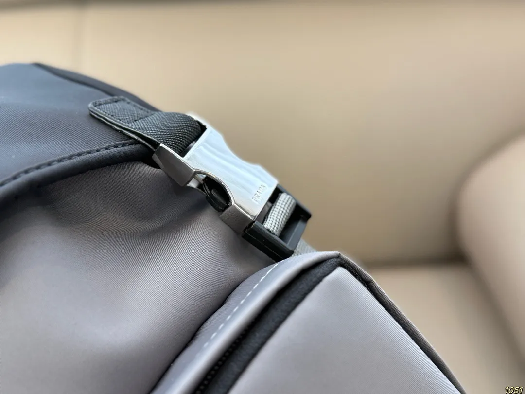 &yen;210 PRADA普拉达新款双肩包 满足日常所需，解放双手 款式百搭 非常能装👍 进口尼龙面料，低调简单 包身不易变形，自重轻❗️ 尺寸26 38