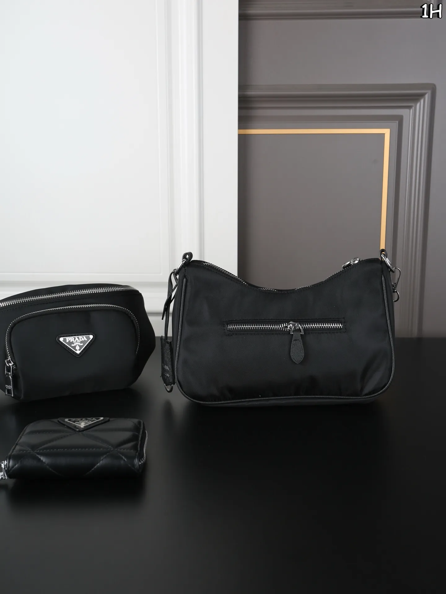 P150 PRADA普拉达 三合一腋下包➕钱包➕腰包 普拉达hobo三角logo徽标拉练再生尼龙拼皮革三合一腋下手提单肩斜挎包 Prada三合一 酷guy出街的王炸单品😎 尺寸:25.5×17/12×9/30×13.5