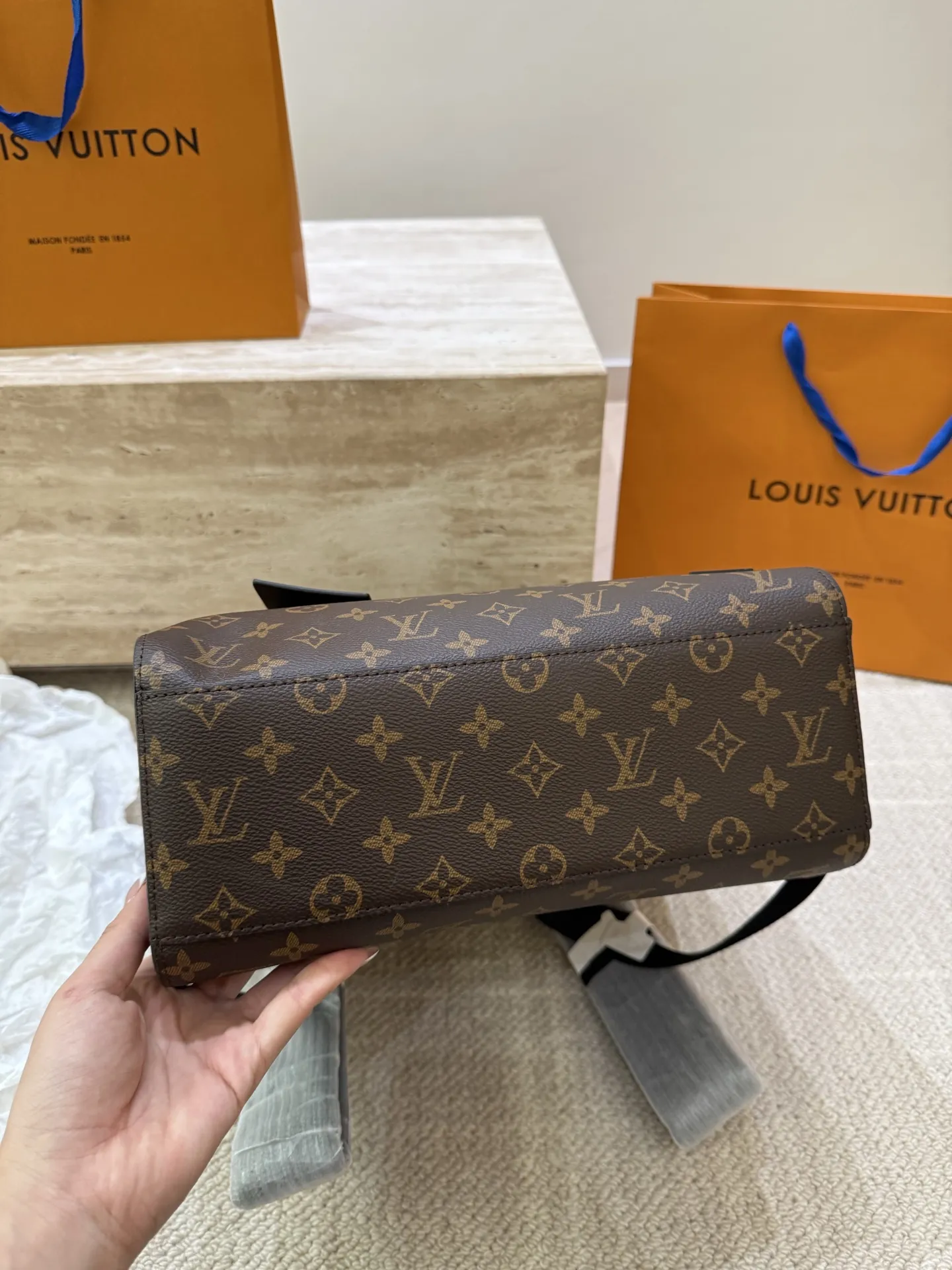 P170 高顔値双肩包/ LV Discovery 百搭通勤经典牛皮双肩包 LV最好看的双 肩包出差旅行必备 休闲商务都可驾驭 容量超大超能装 大热门款个人认为这是一款最合适男士的包包 超级酷 COOL 尺寸 30 40cm