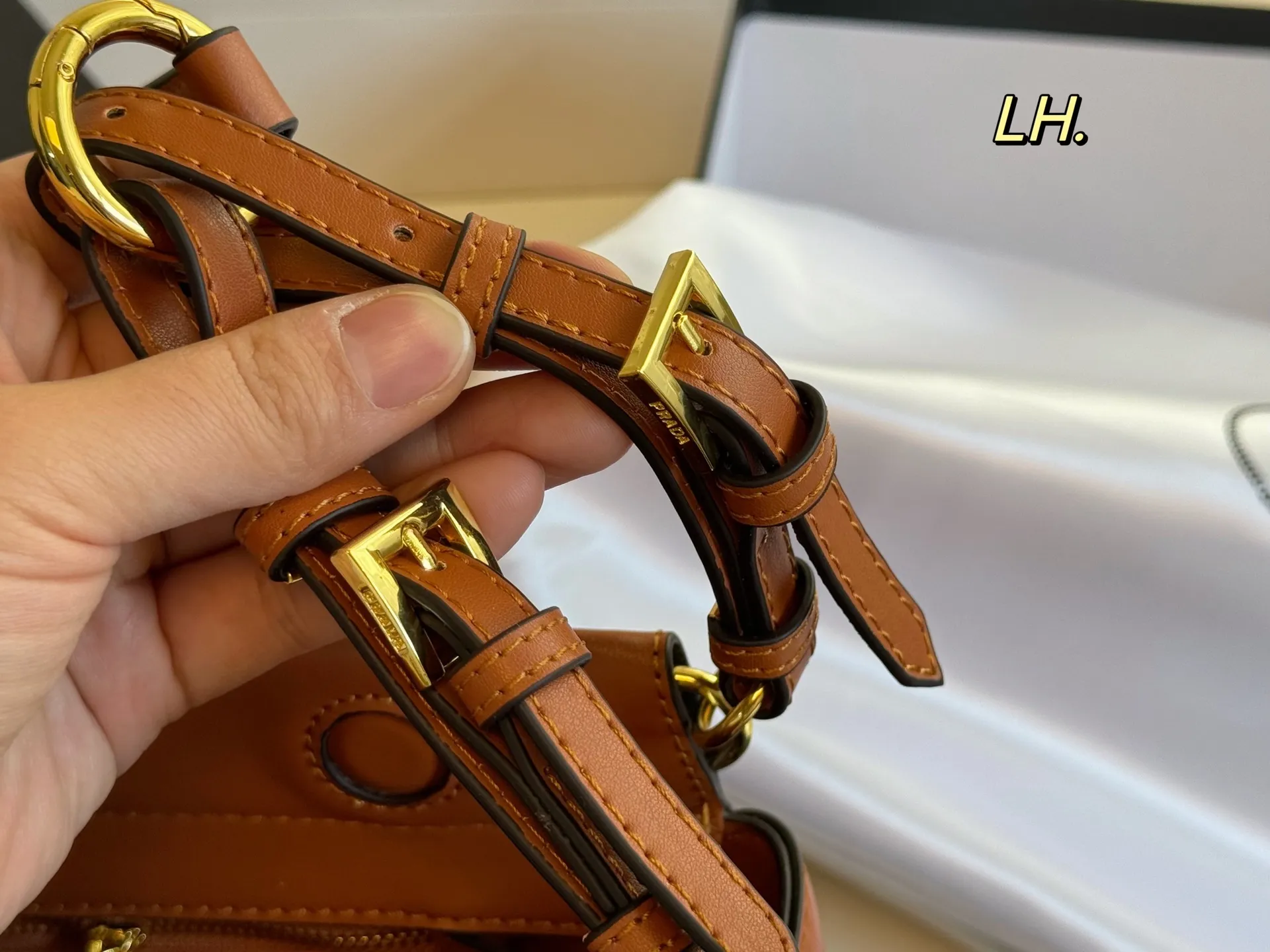 P135（配盒） size：32&times;16 PRADA普拉达新款FW25手袋👜 超美的一款包包，包型利落大气！ 做旧皮料设计，满满的复古感 肩带可调节，多种背法～ 上身效果又酷又飒，高级又百搭‼️