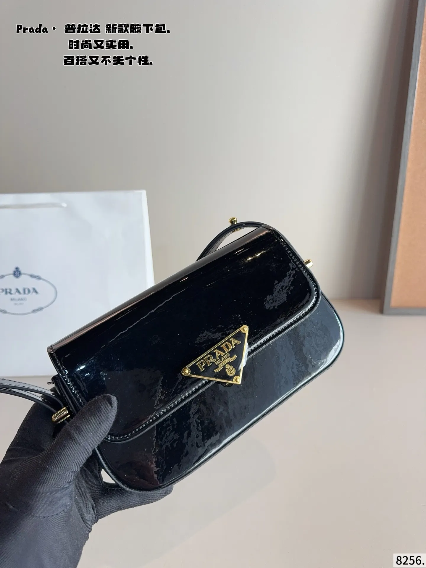 p145配礼盒🎁. 普拉达今年真的太流行中古腋下包了 一款sportsexy风格包包 超级喜欢它简单有质感的设计，上身性感而帅气，很能装而且方便啊！ 无敌时髦洋气～尺寸：21*4*12cm