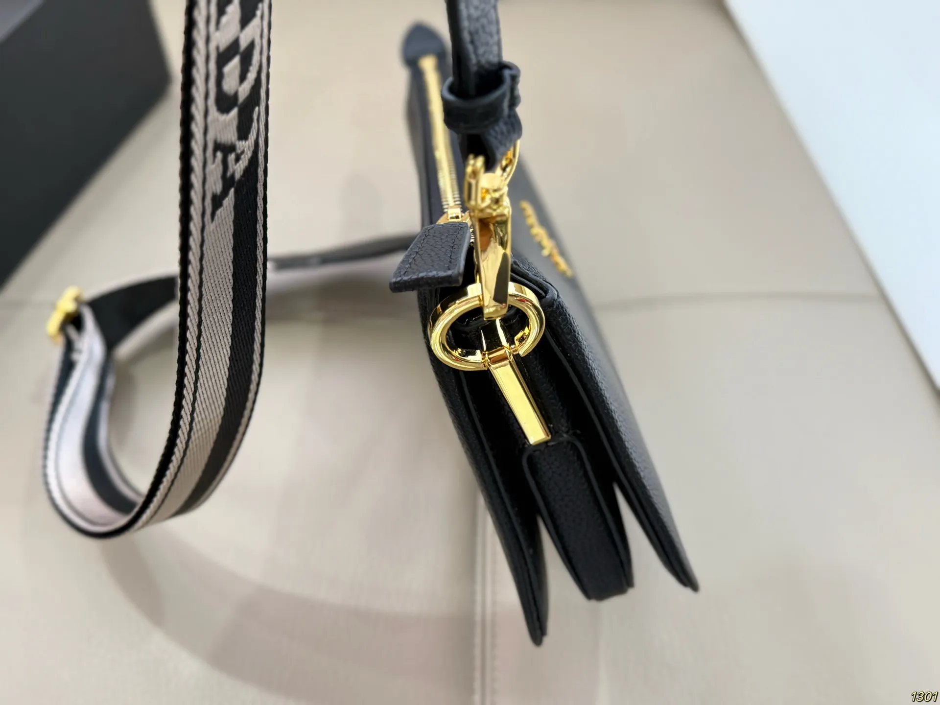 &yen;185 普拉达prada风琴包 太完美 格层多多 什么衣着全能搭配 容量空间大 手感超柔软 赶紧入手吧尺寸24.14