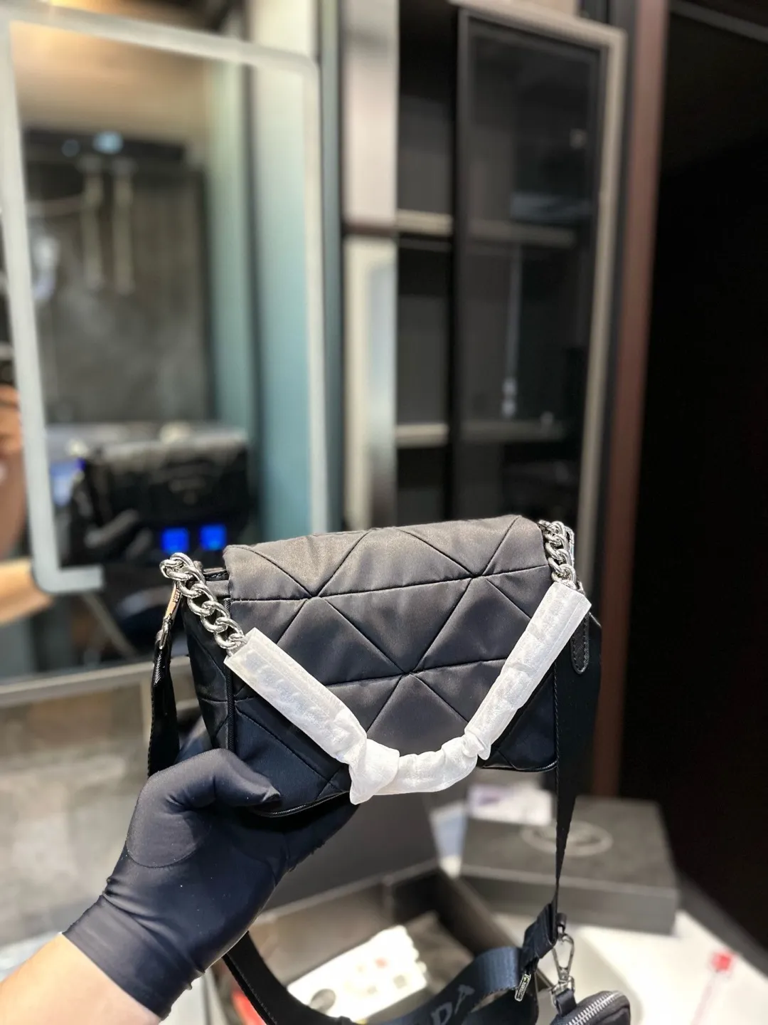 ❤️p125(礼盒包装)❤️ PRADA/普拉达新款System羊皮菱格邮差包 三合一女包 轻巧有型隐藏式前V拉链和翻盖设计包形与正面的三角标争相呼应突出了品牌logo标识的主题~肩带都可以调节 yx尺寸20 18cm