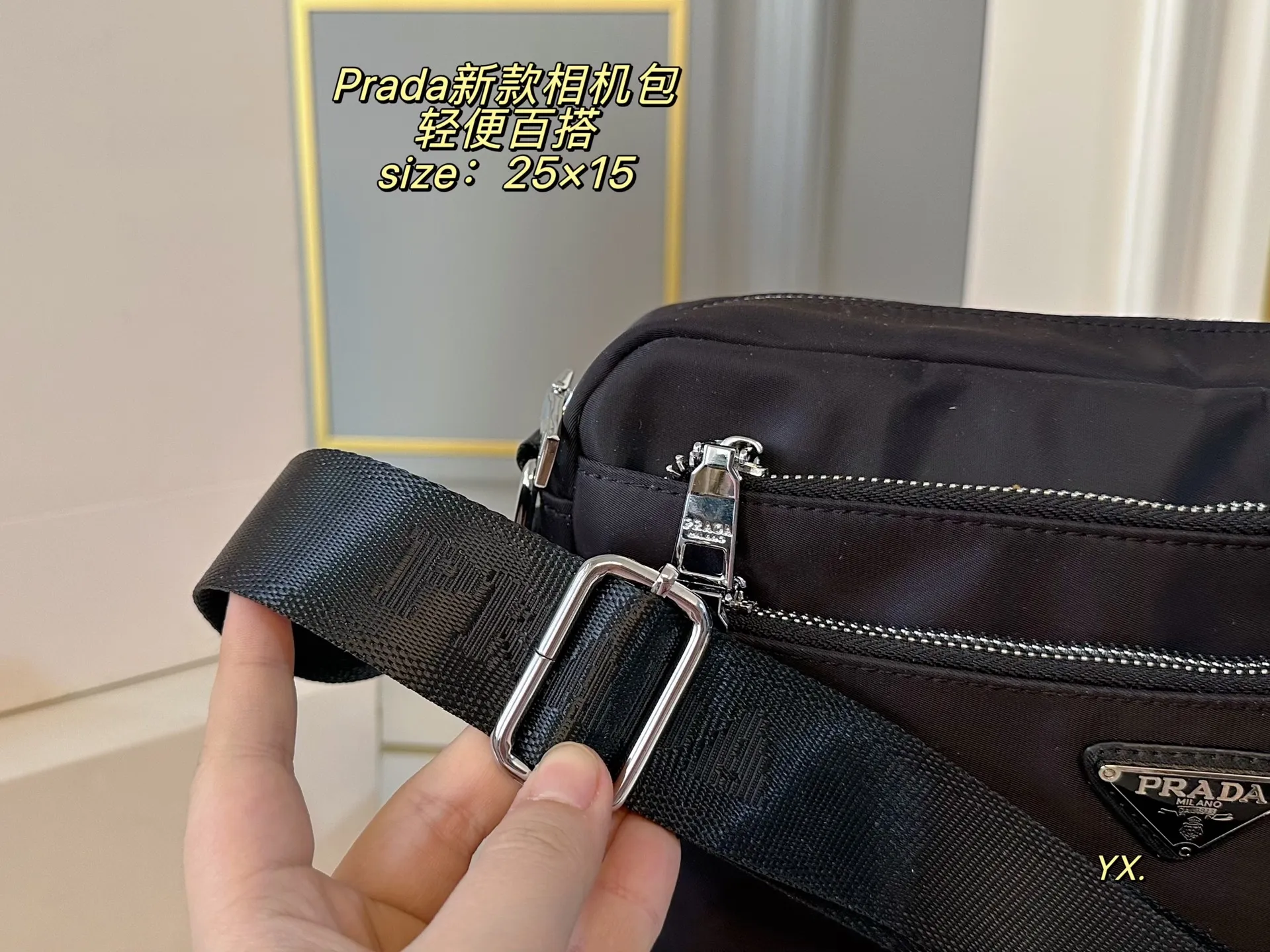 P95（配盒） size：25&times;15 PRADA普拉达新款相机包💕 采用进口尼龙 耐磨耐造 双层设计，方便归纳 容量超可，满足日常💗💗 可盐可甜，上身帅气而性感