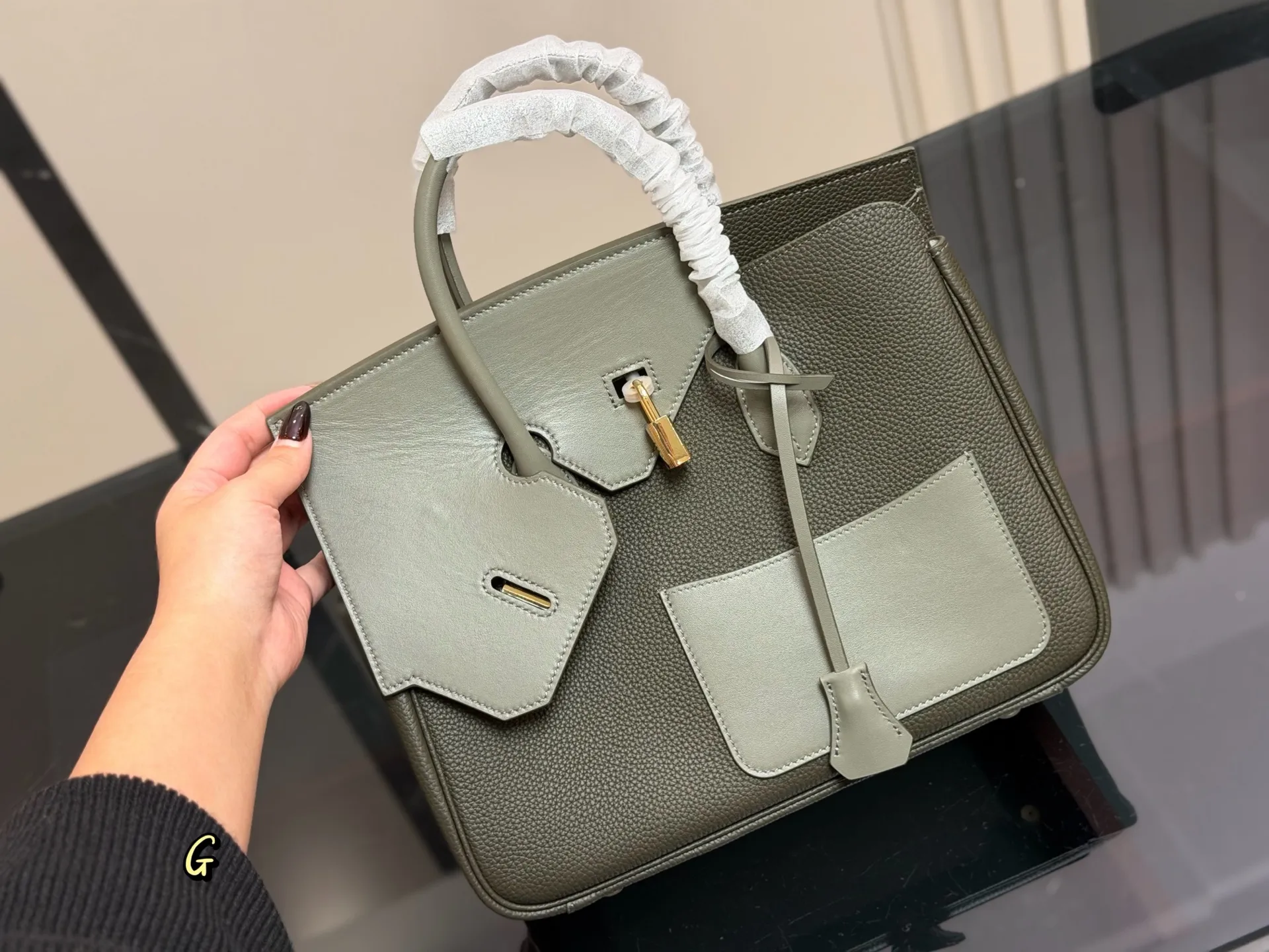 ¥340 爱马仕Birkin Désordre 30 这个包走秀的时候就相中了, 和双面KELLY异曲同工, 都是解构主义美学的创新。不过最大的 这个Birkin Désordre 30却可以男女同吃