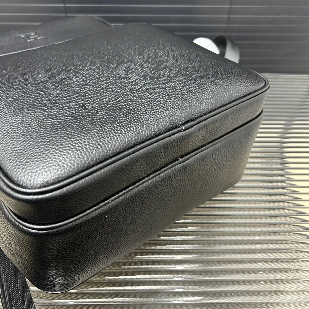 P190 Herm&egrave;s 爱马仕 牛皮多功能双肩包 背包牛皮男包 电脑包 采用精湛镶嵌细工 经典百搭 实物拍摄 原厂原版面料 配送防尘袋 28 x 38cm。