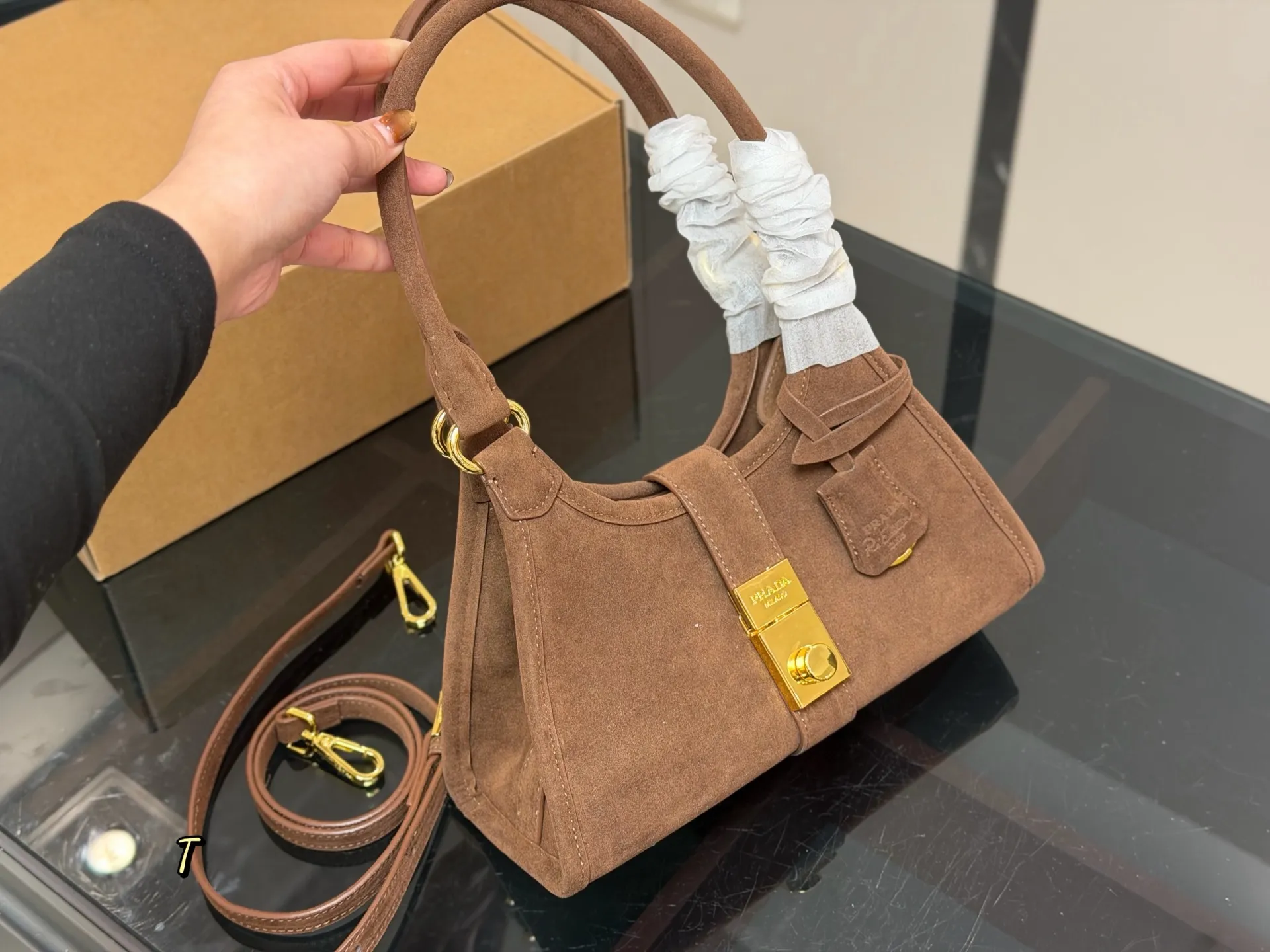 ¥170 size:26.18cm 普拉达 hobo中古腋下包 多了一份随意和简单, 完全的时尚百搭!