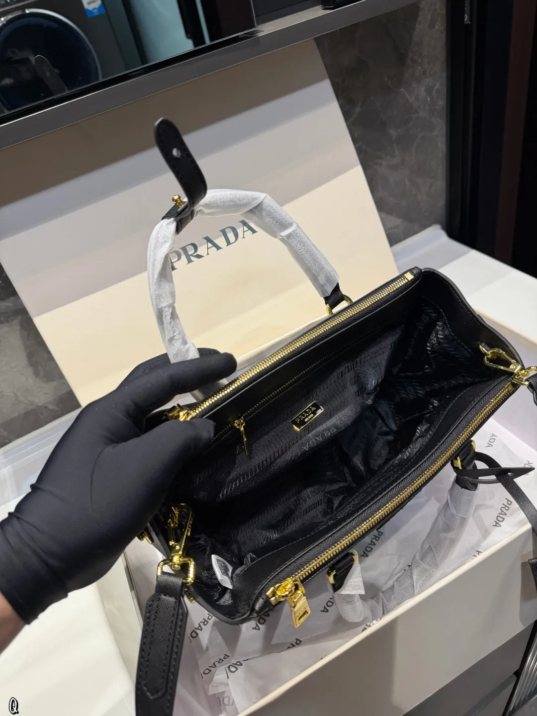 ❤️p205(礼盒包装)❤️ 普拉达杀手包仙气满满 小姐姐日常必入款魅力无限 释放你的时尚态度外形独特,有很多可爱的颜色可选,简直是不可错过的时尚单品不同于帆布包的柔软,背在身上主打一个肆意洒脱的感觉,超有质感,时尚达人超尺寸:28.20cm