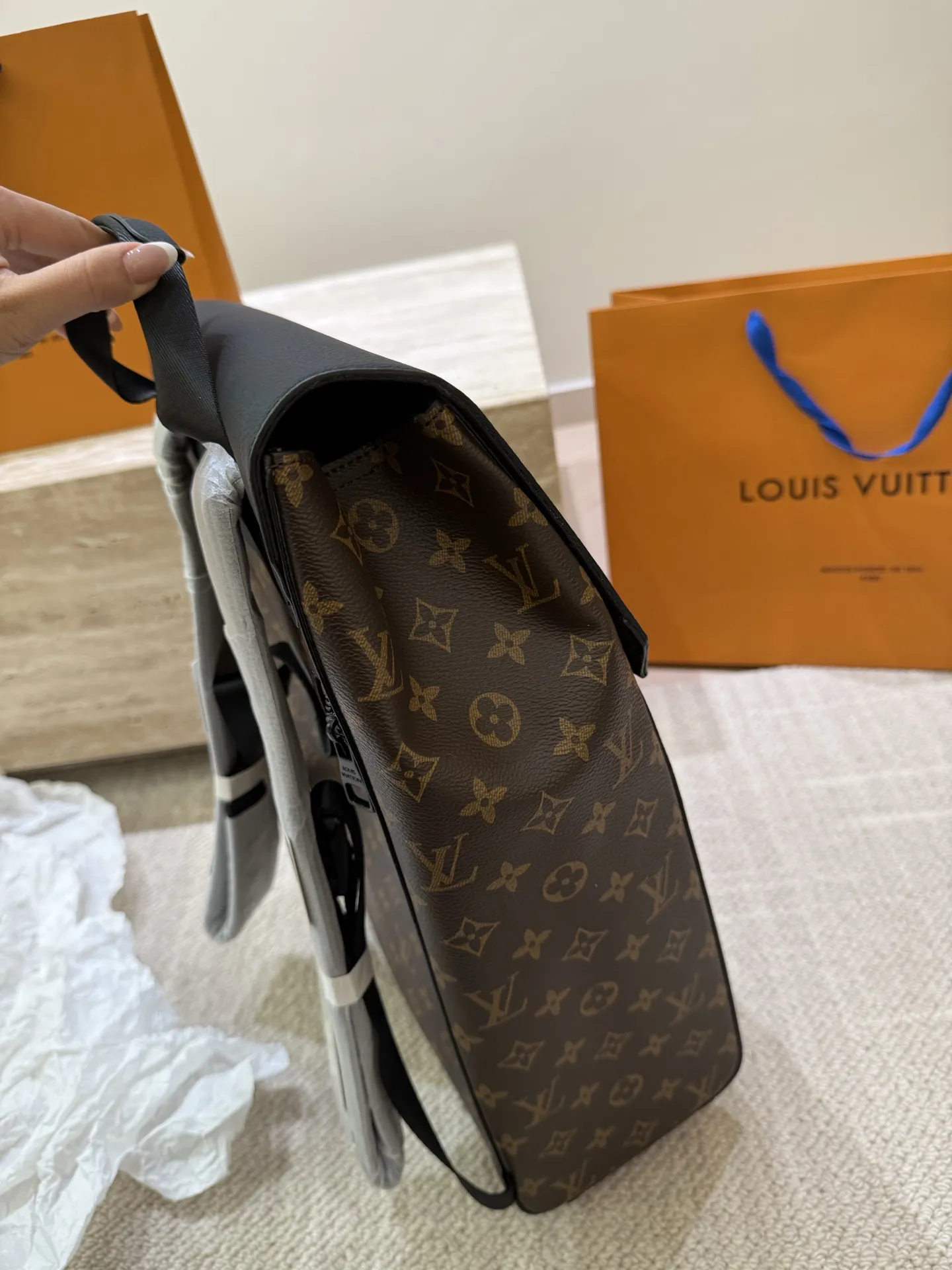 P170 高顔値双肩包/ LV Discovery 百搭通勤经典牛皮双肩包 LV最好看的双 肩包出差旅行必备 休闲商务都可驾驭 容量超大超能装 大热门款个人认为这是一款最合适男士的包包 超级酷 COOL 尺寸 30 40cm