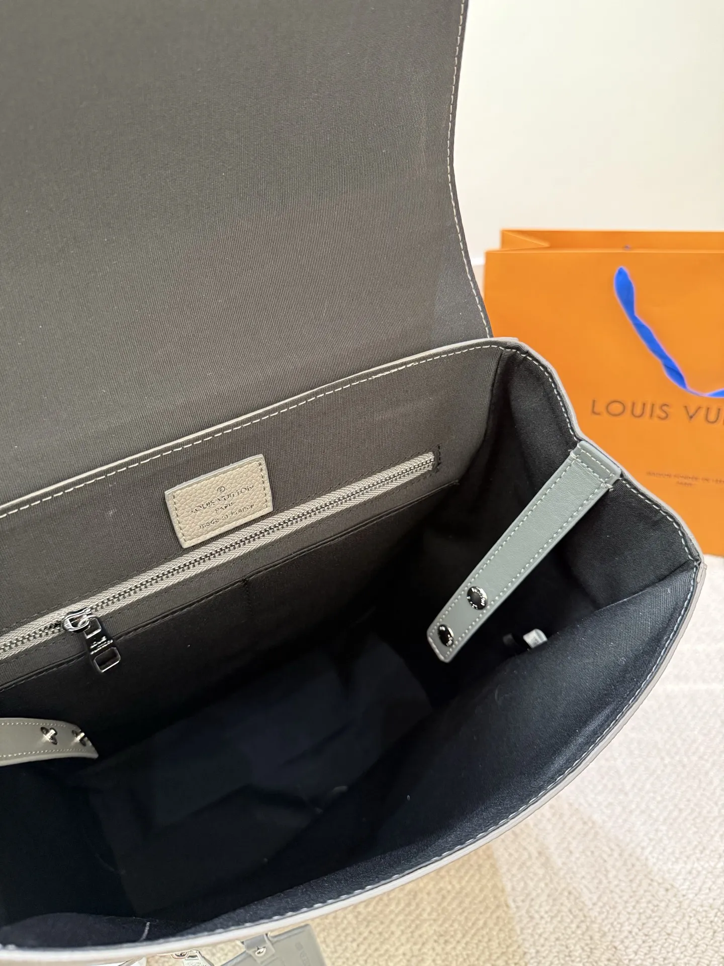 P160 高顔値双肩包/ LV Discovery 百搭通勤经典牛皮双肩包 LV最好看的双 肩包出差旅行必备 休闲商务都可驾驭 容量超大超能装 大热门款个人认为这是一款最合适男士的包包 超级酷 COOL 尺寸 30 40cm