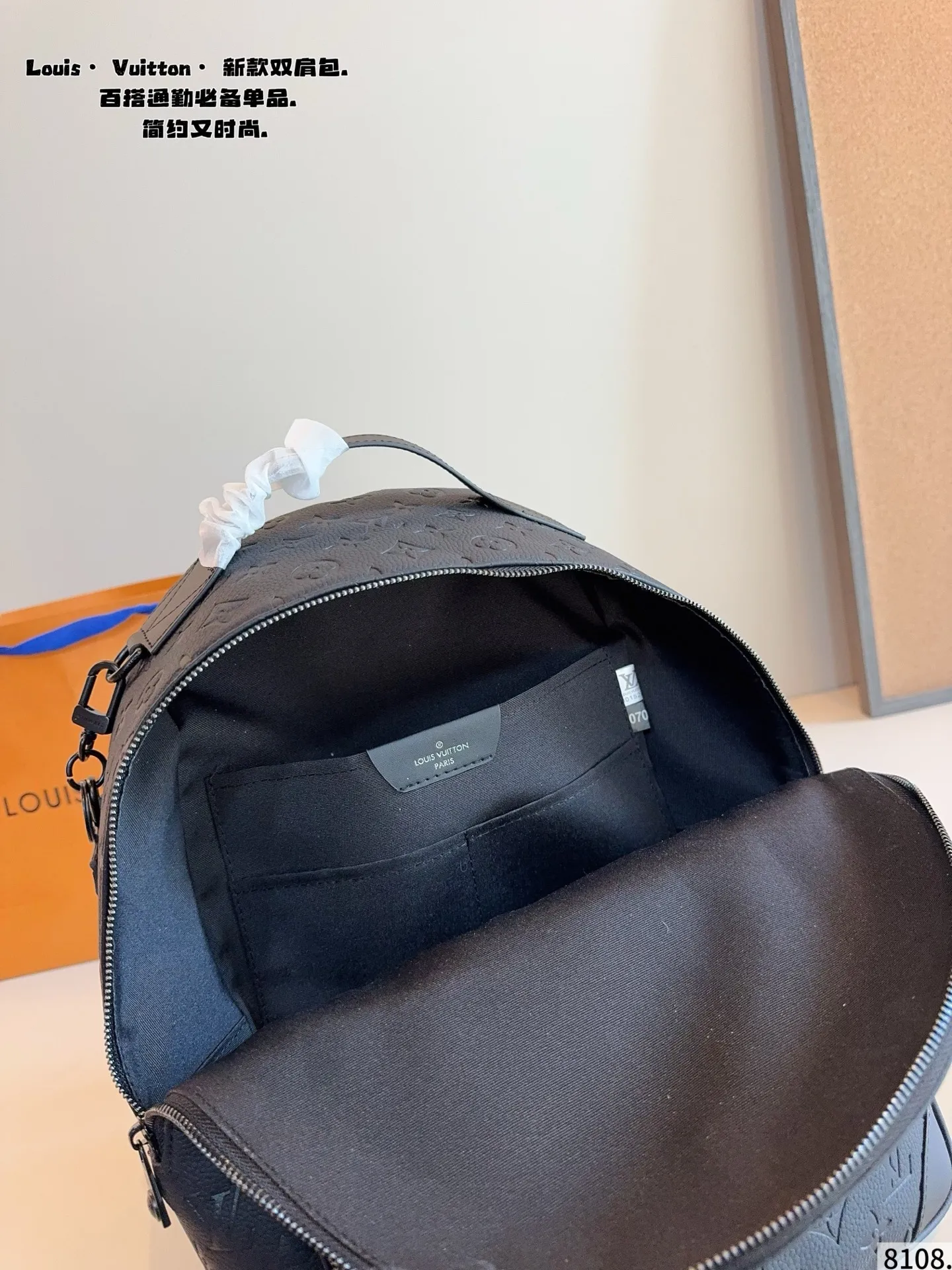 p190 Lv DISCOVERY 双肩包 男生日常休闲搭配的理想选择～ 实用又百搭，小小的身体大大的空间 非常适合放随身物品~ 面料耐磨耐刮蹭，适合男生大大咧咧的性格尺寸：30*12*38cm
