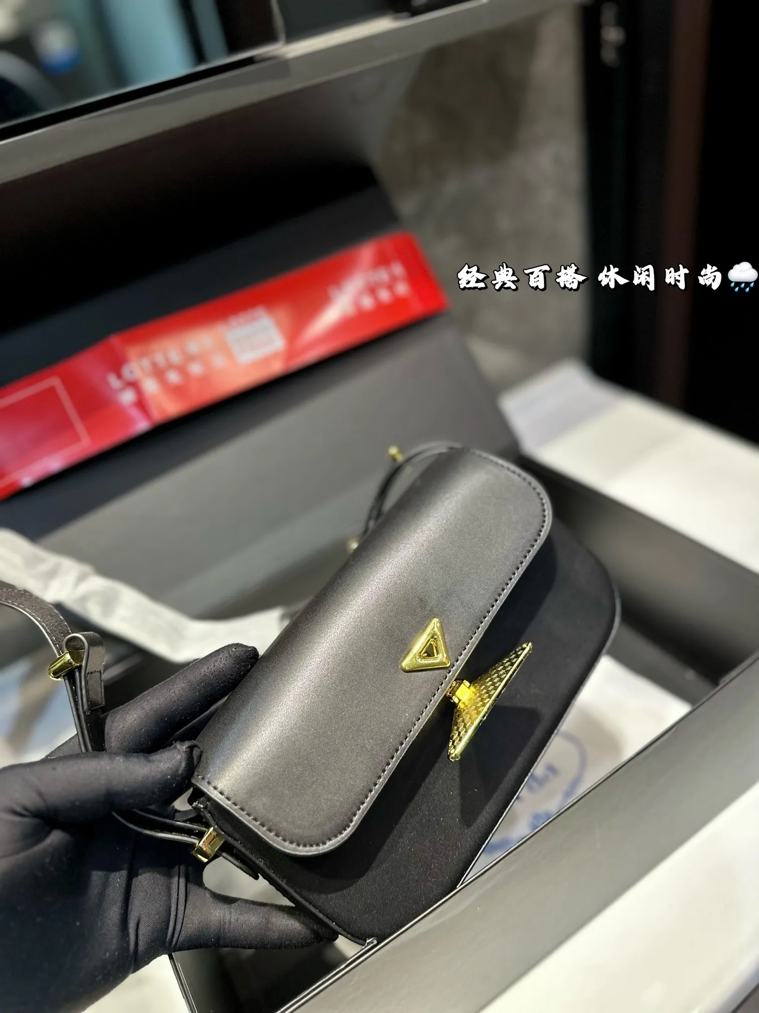 ❤️P135（礼盒包装）❤️ 普拉达腋下包 颜色彰显时尚风格 适合旅游 日常 容貌吸引 集美们必入 尺寸：21.12