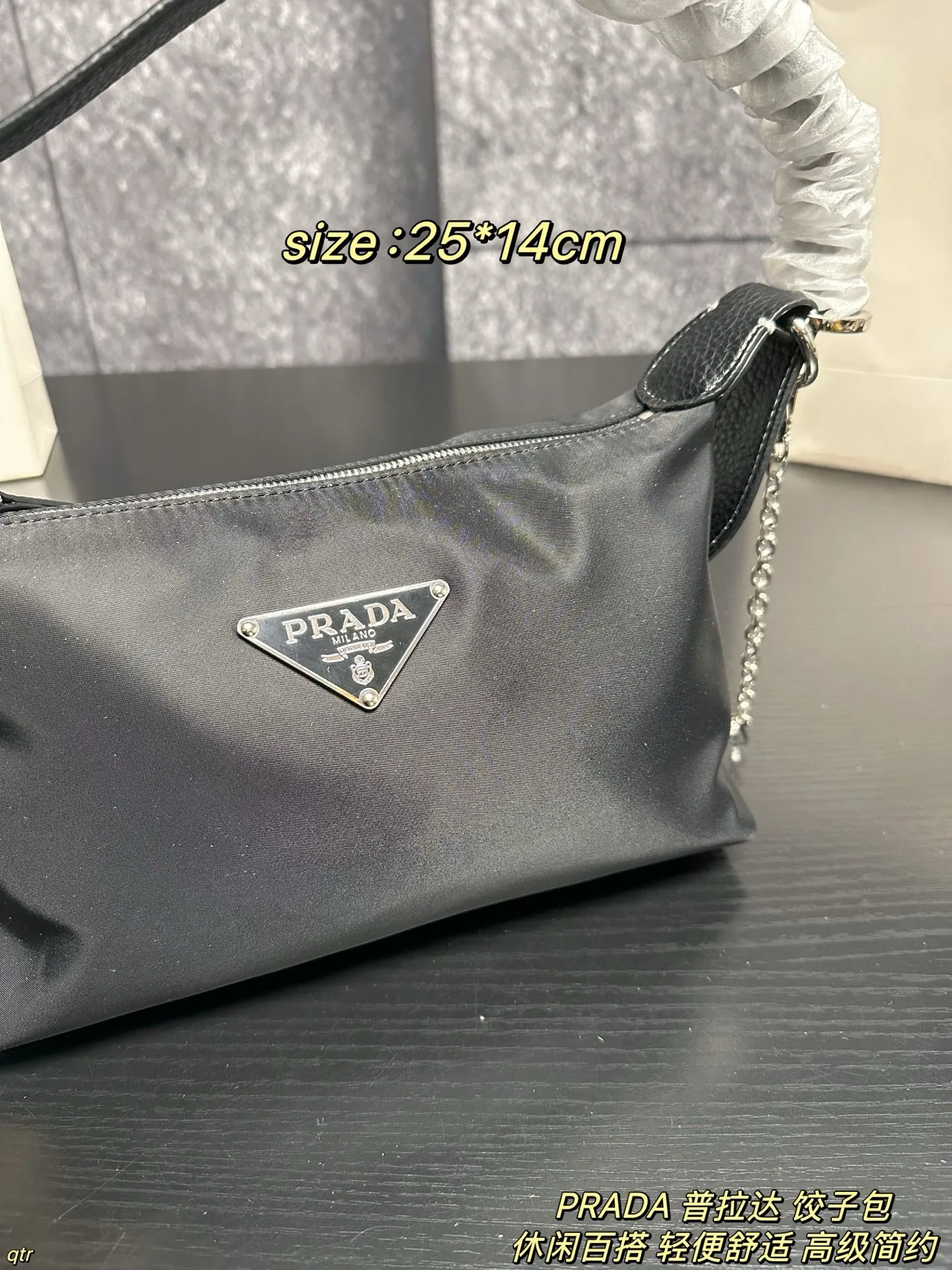 P95配盒 PRADA 普拉达 饺子包 不撞包又实用的小众 Prada尼龙饺子包,这颗造型非常可爱🤩像一个饺子🥟嘿嘿~简约又不失设计感 百搭实用款✨使用率也会很高 因为它好看又方便呀,贴心的设计边角还有皮革保护防磨损,容量也很大 出街通勤都没有问题滴~ 尺寸:25*14cm