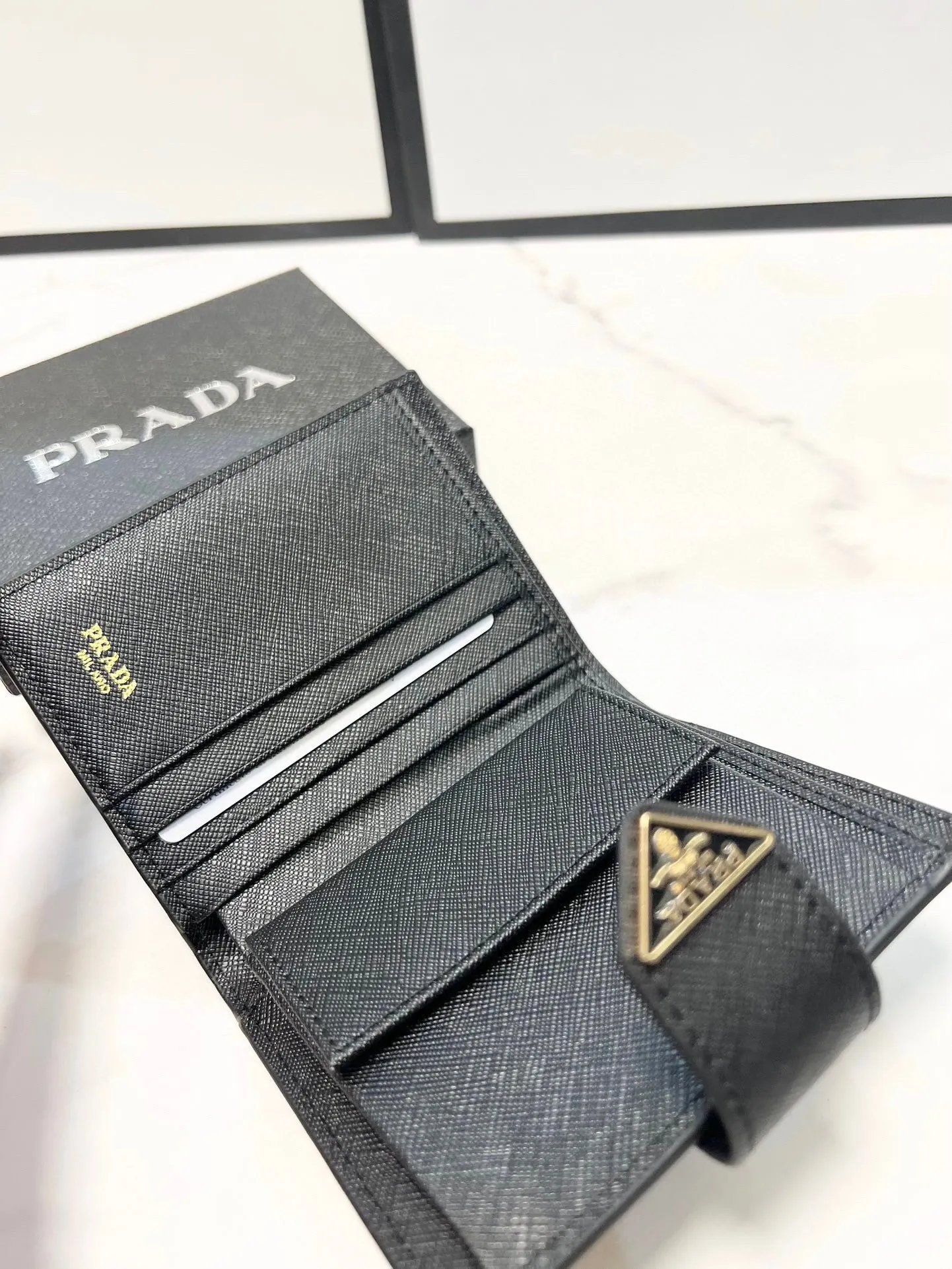 P95🎀🎀颜色 黑 玫红 蓝 粉🎀尺寸 11x10🎀实拍普拉达👏时尚钱包，优质十字纹牛皮👍🏻高档五金配件，内阁丰富，超级实用❗️现货高品质[得意]