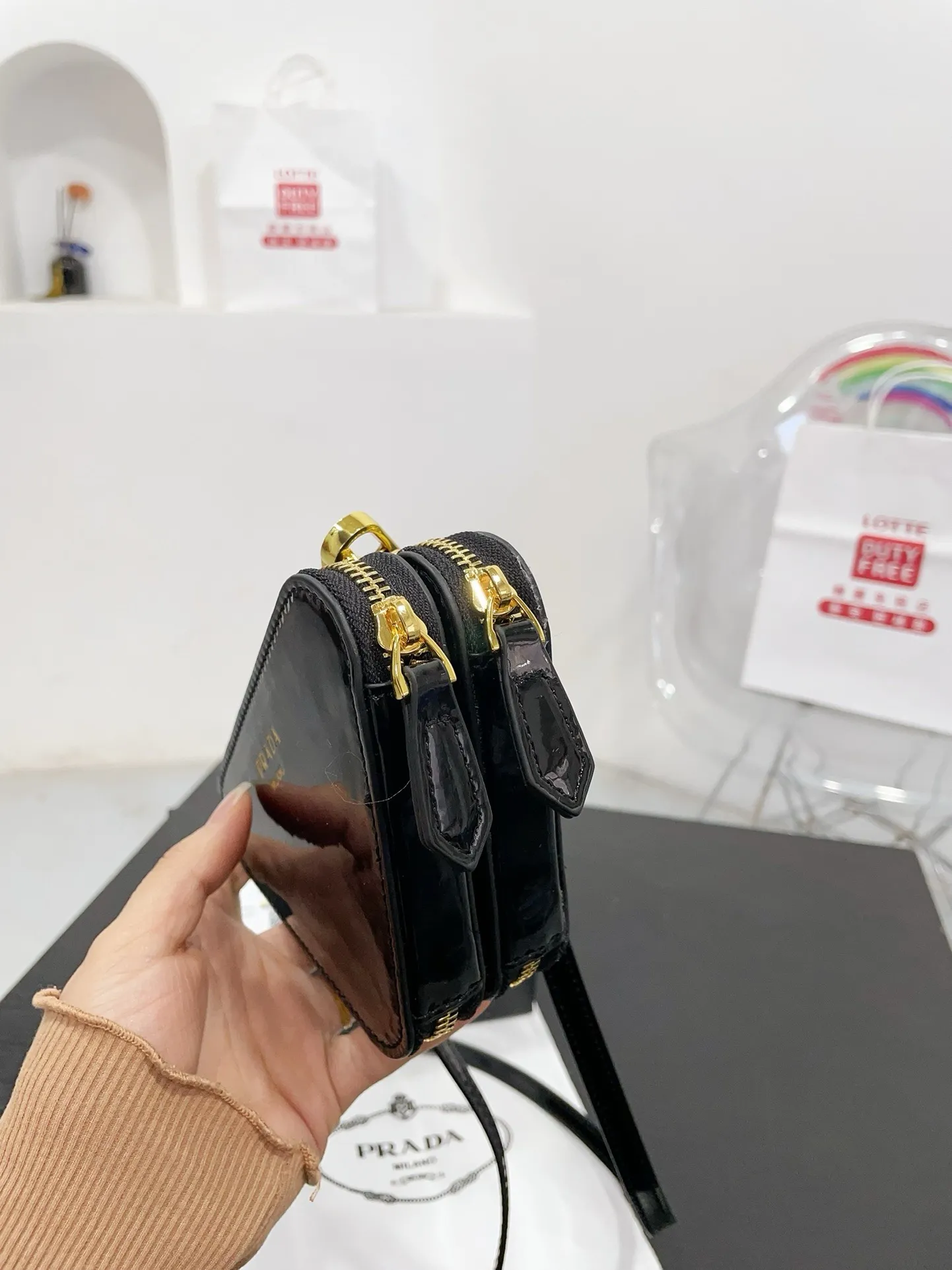 📷💰115配盒子 Prada 三角包❤️ 普拉达家新款 迷你小三角包/精致零钱包时尚凹凸造型单品 拿来当配饰也是极好的时髦小配件可爱的不要不要的 尺寸 16.10cm