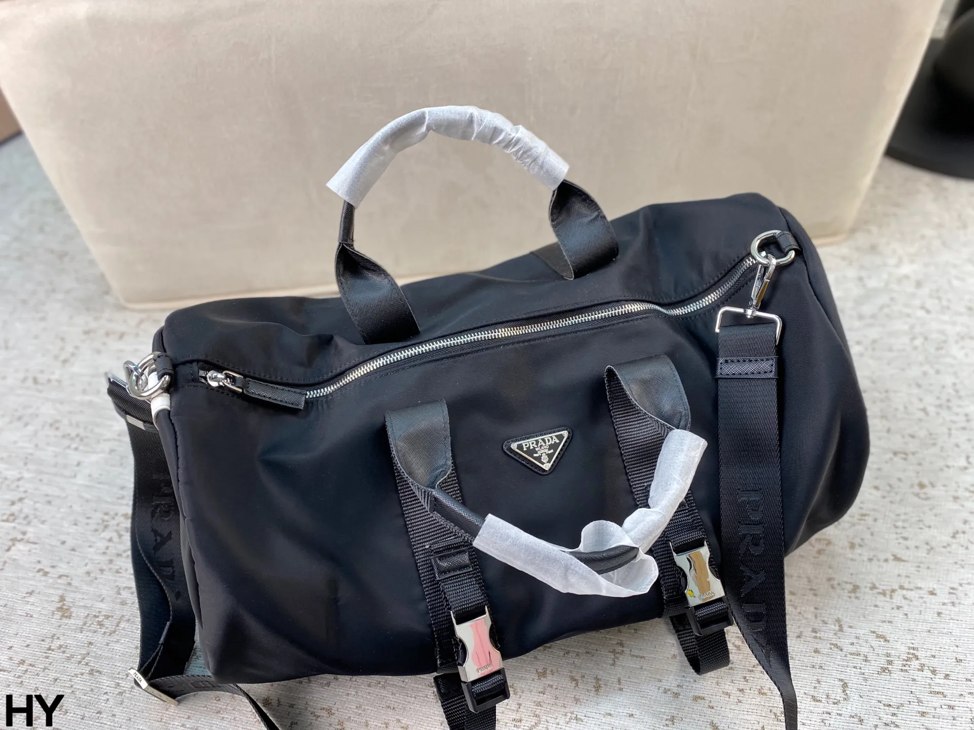 p170 无盒🎁 Prada✖️阿迪联名旅行袋 男女同款 p家经典尼龙质地配上经典三道杠 运动元素拉满 便携自重轻 去健身或者旅行都非常适用!尺寸:底50*宽24*高24