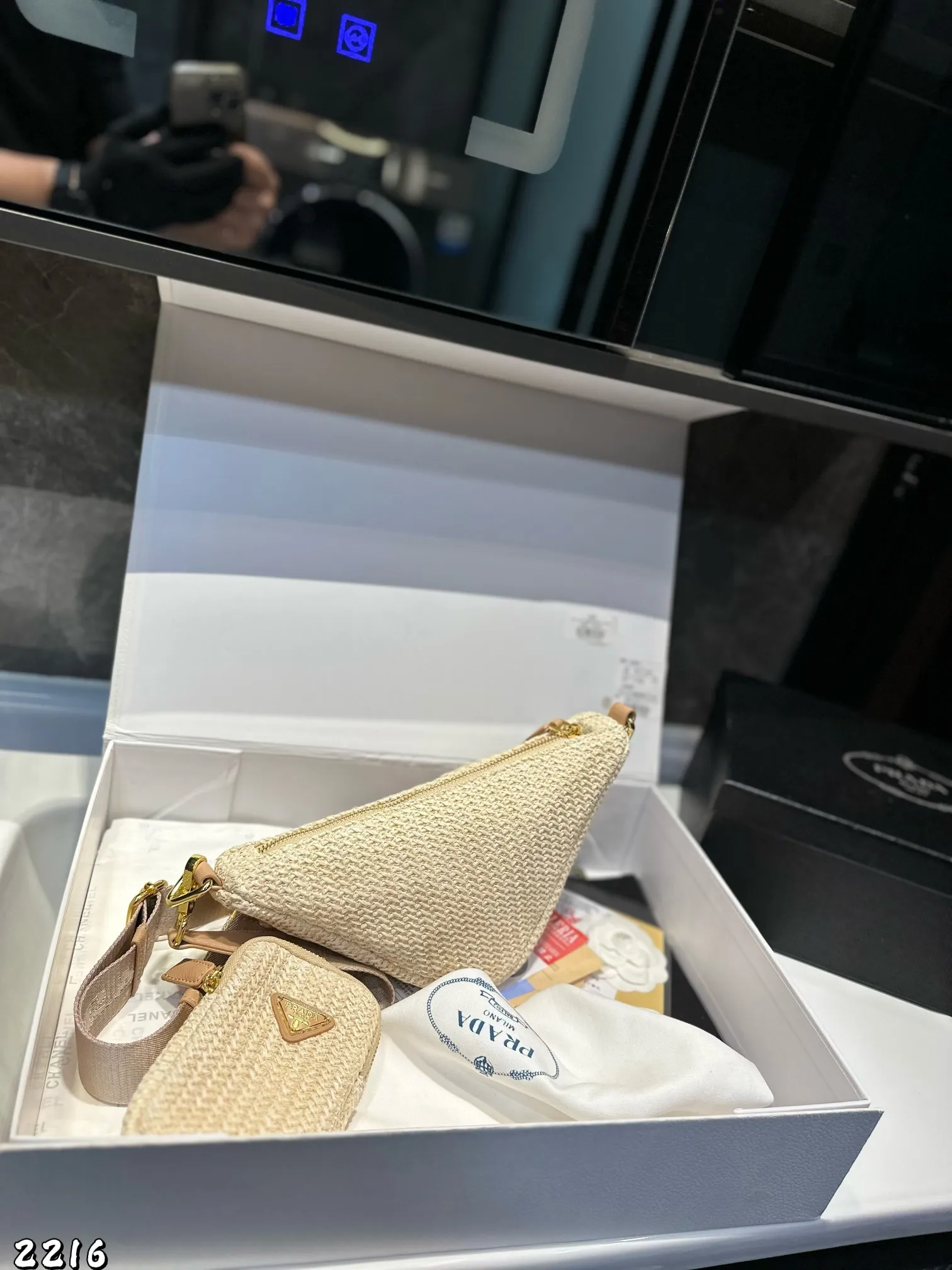 ❤️p130❤️ ✅新品推荐🔜升级版🔥Prada普拉达专柜同款编织三角包~草编包👍配小包‼️高端货!可肩背~各大明星追捧的爆款~棕榈叶和牛皮编织而成‼️采用最好的五金配件!经典logo!(size:28*14*10 小包9*13)