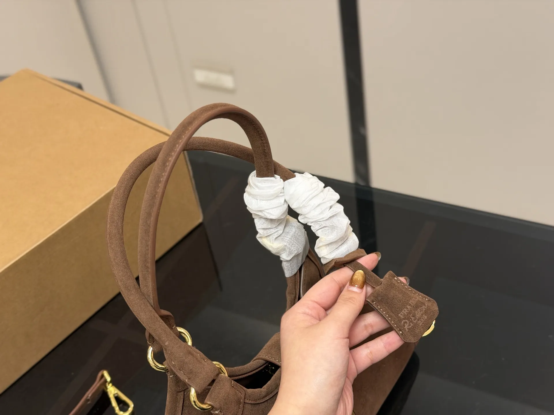 ¥170 size:26.18cm 普拉达 hobo中古腋下包 多了一份随意和简单, 完全的时尚百搭!