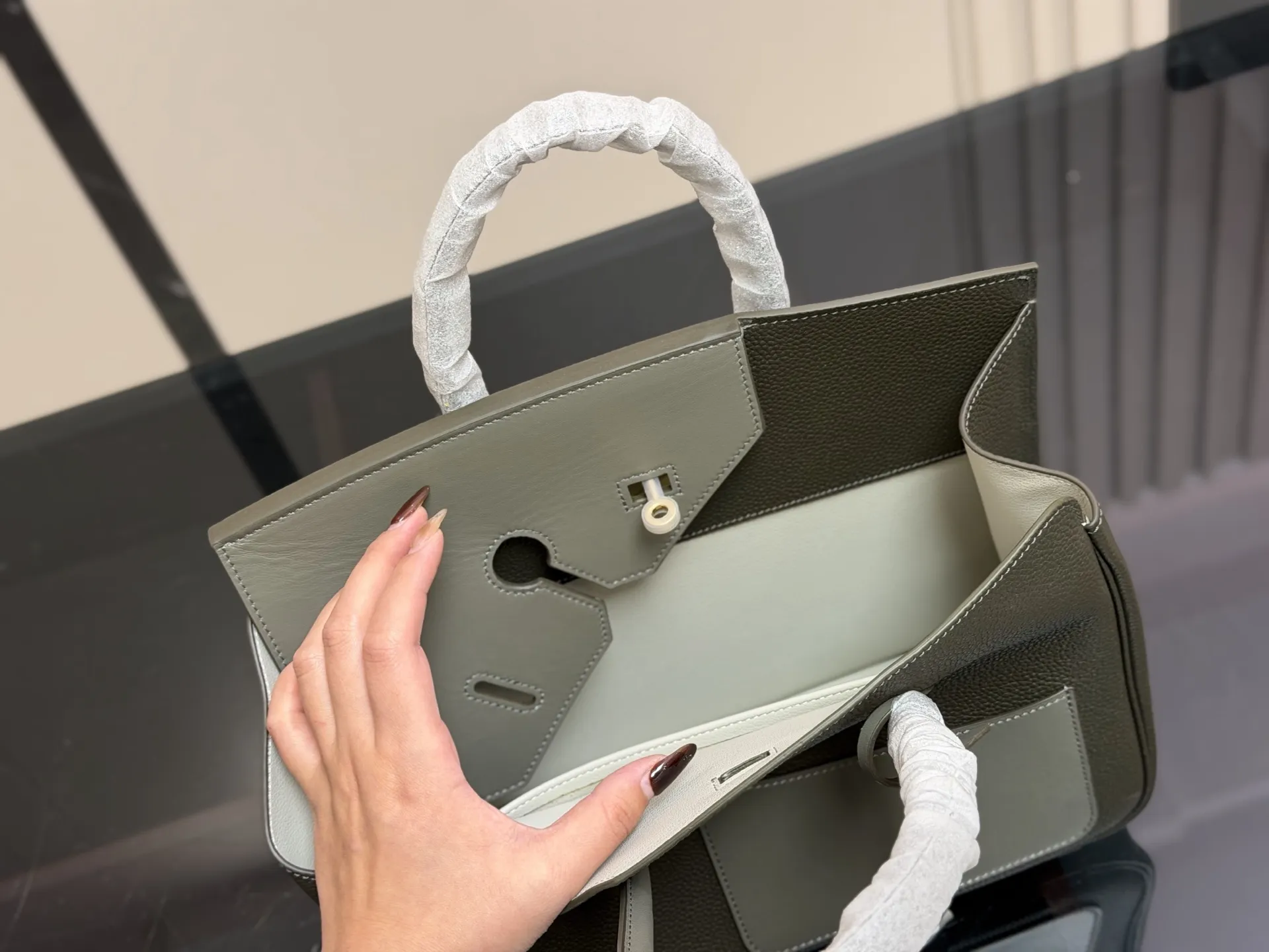 ¥340 爱马仕Birkin Désordre 30 这个包走秀的时候就相中了, 和双面KELLY异曲同工, 都是解构主义美学的创新。不过最大的 这个Birkin Désordre 30却可以男女同吃