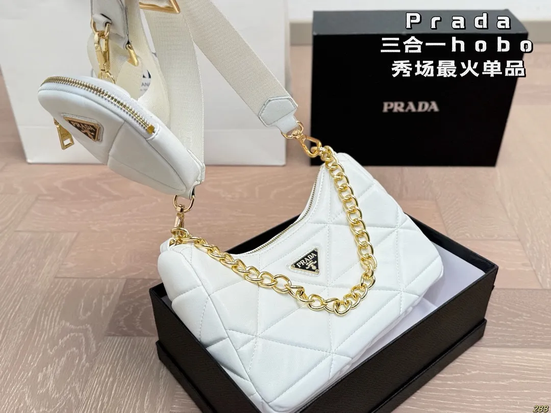 ¥125配盒 Prada 普拉达三合一hobo 肩背包 斜挎 秀场最火单品! 旅行 健身 生活 聚会 街拍 都ok! 很有高级感 时装feel。 尺寸:25 13