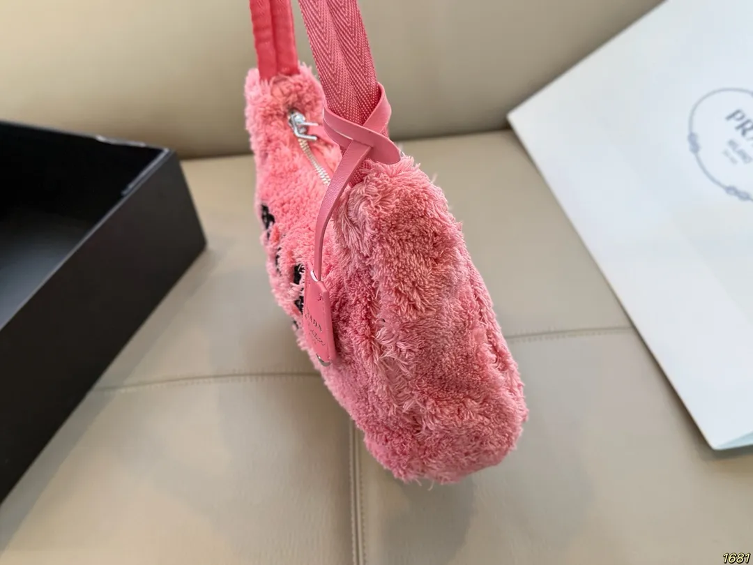 &yen;120 普拉达PRADA 环保毛腋下包 加上毛茸茸的元素瞬间软绵绵的 一下就温柔起来了。 秋冬很适合背毛绒包！ 不仅手感很棒 还能取暖~ 软乎乎毛茸茸 简直无法拒绝啊 尺寸24 15