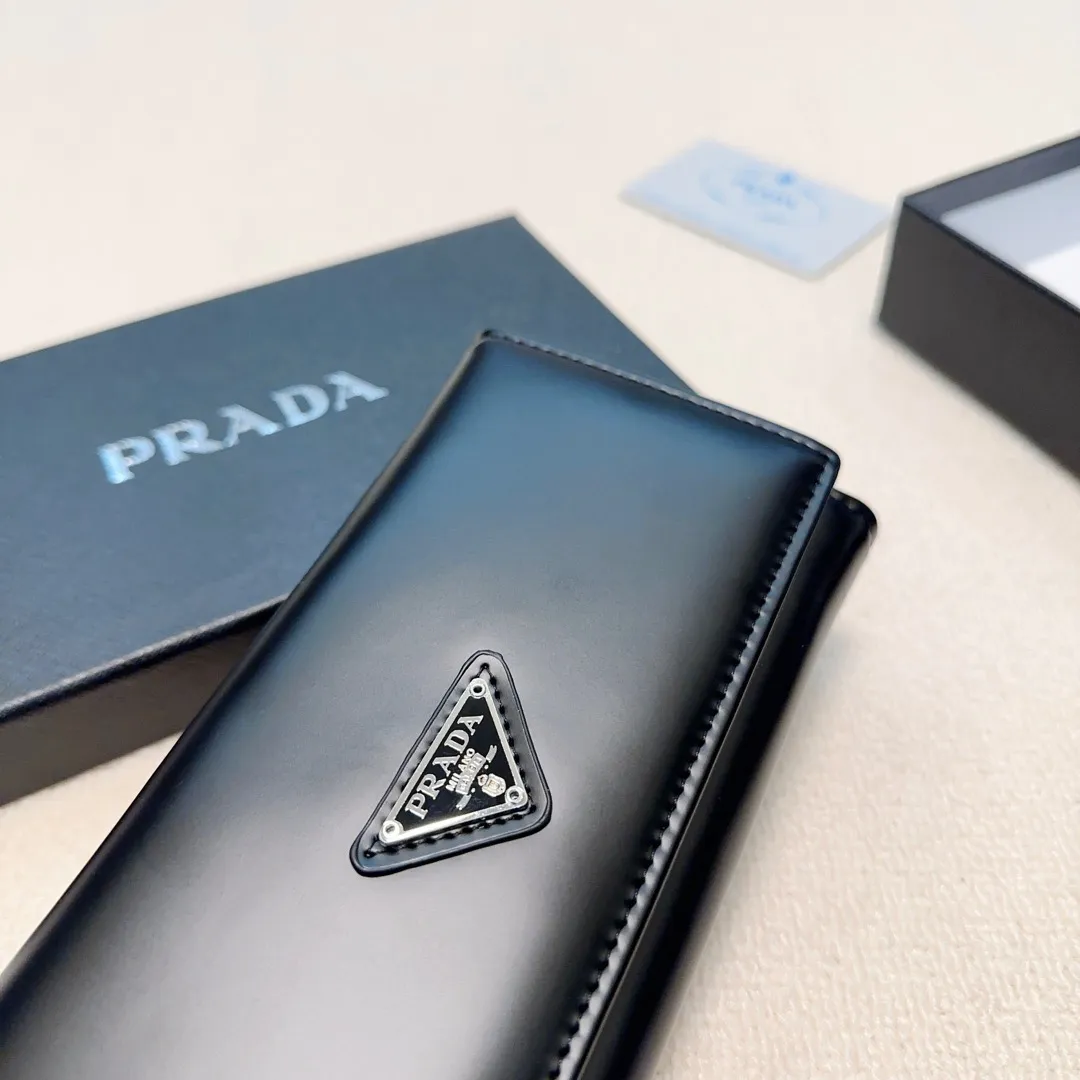 P90🎀🎀颜色 黑🎀尺寸 19x10🎀实拍普拉达爆款牛皮两折钱包🔥款式经典做工精细耐磨耐用手感极佳❤