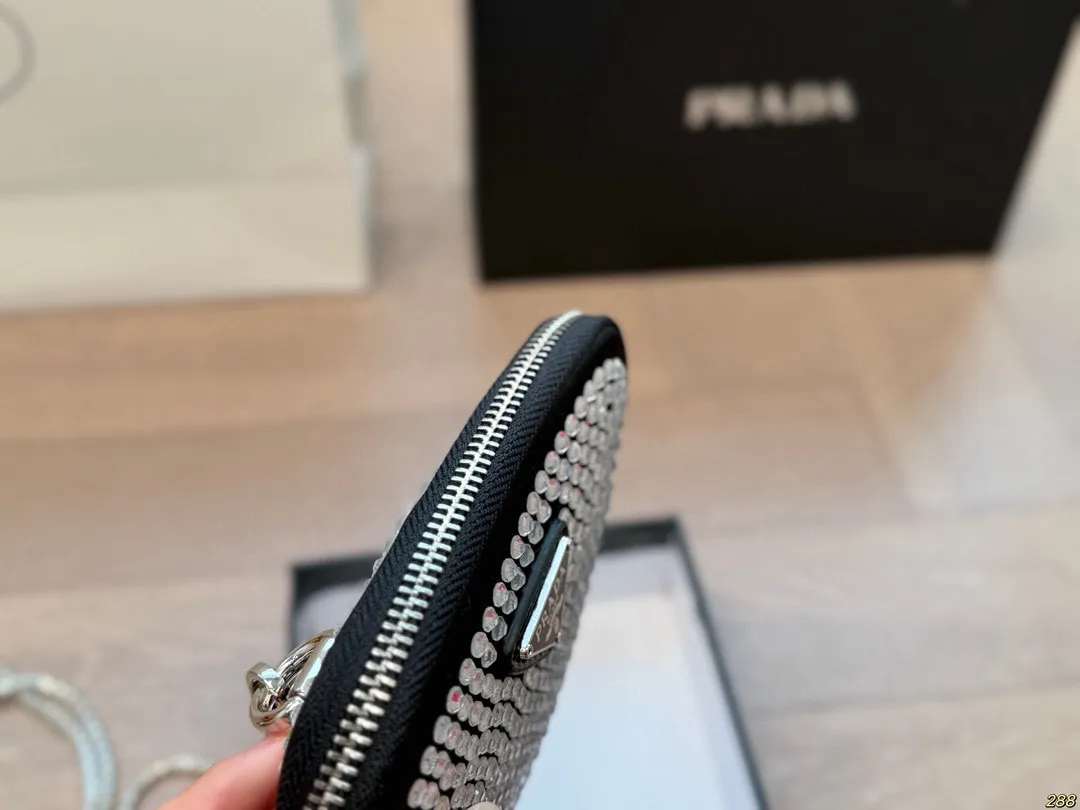 ¥100配盒 Prada 普拉达三角包 零钱包 超好搭 最近真的好火,脑子里是瞬间相出了N种搭配方式,非常的百搭,上身也非常的好!尺寸14 11