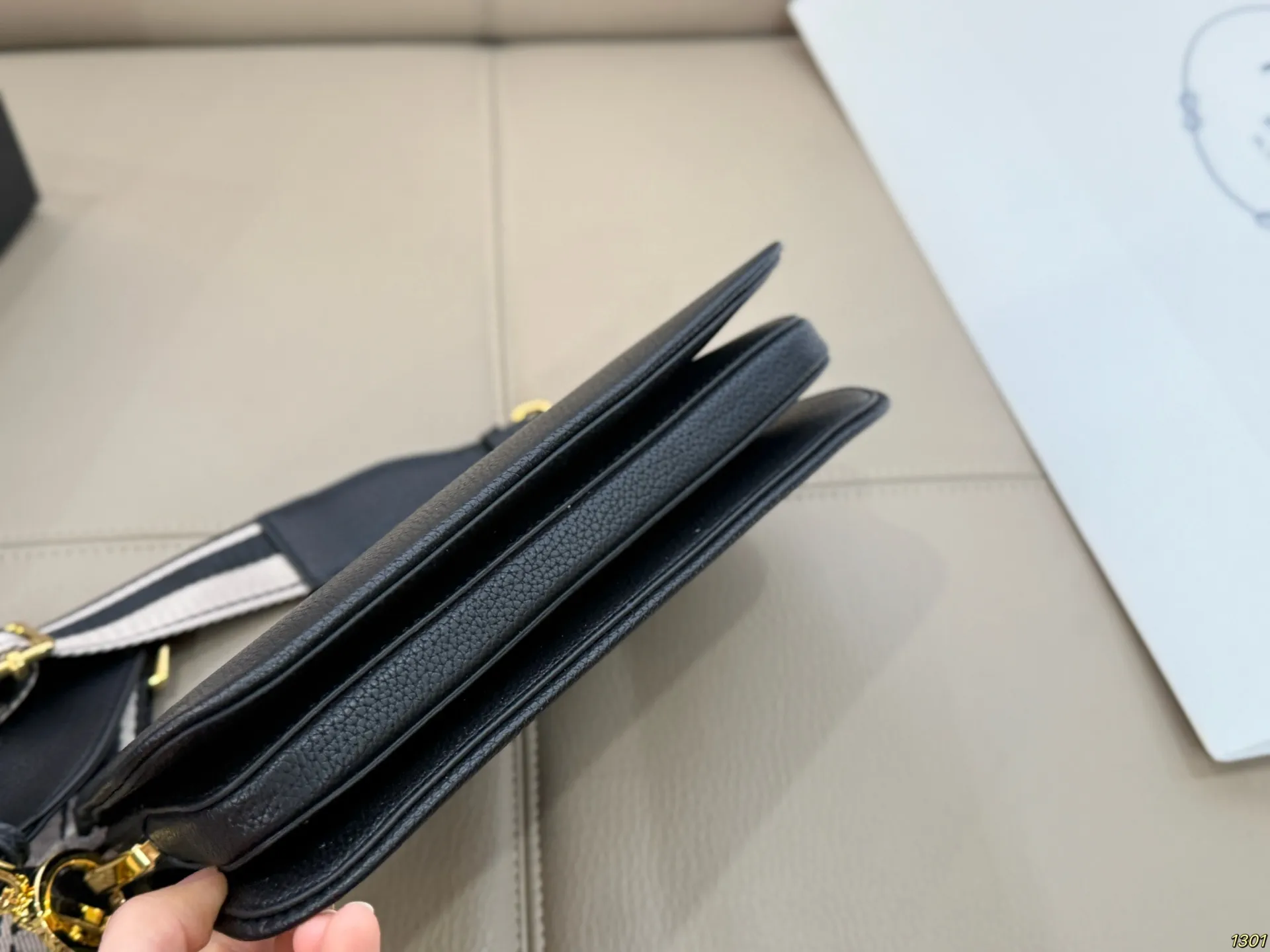 ¥185 普拉达prada风琴包 太完美 格层多多 什么衣着全能搭配 容量空间大 手感超柔软 赶紧入手吧尺寸24.14