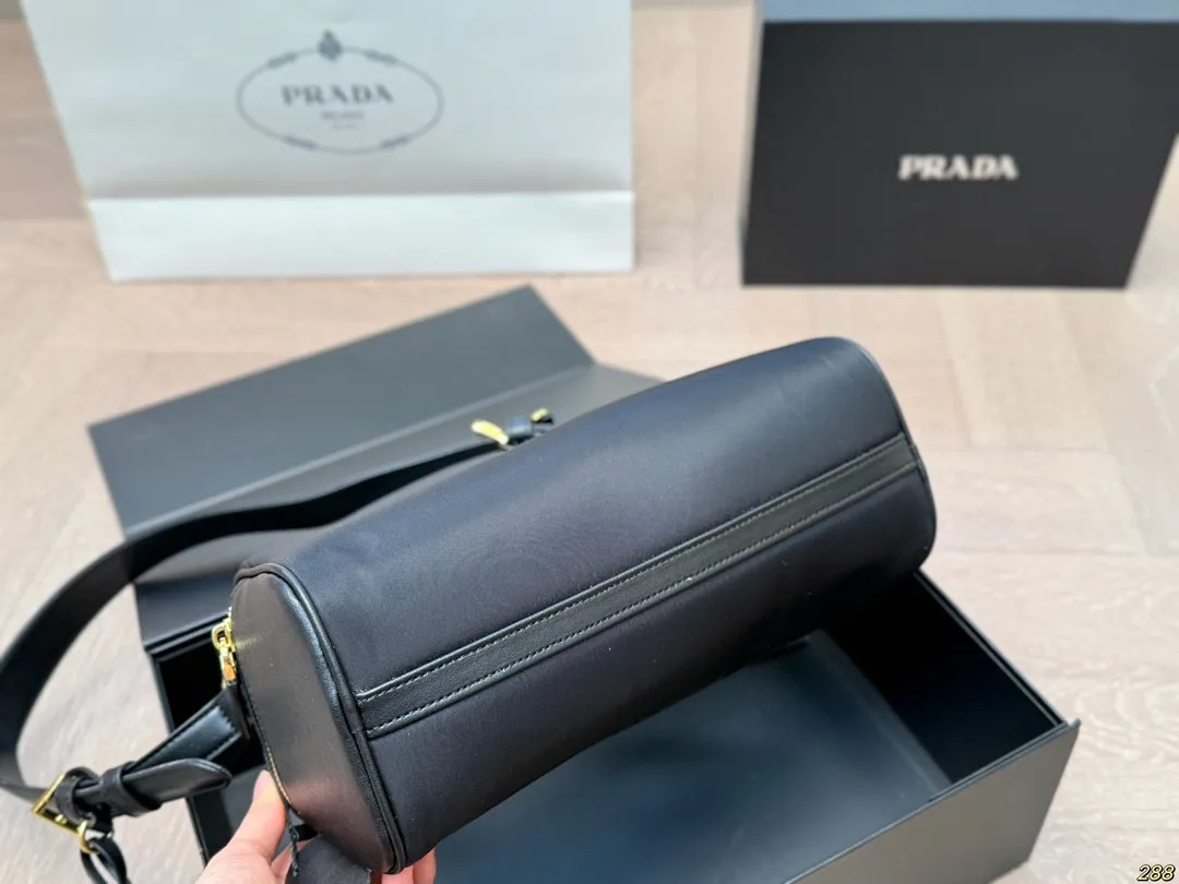 &yen;180折叠盒 普拉达PRADA 腋下包 可爱到不行！凭实力圈粉 简约又不失高级 背上就是时髦精女孩～ 尺寸28 11
