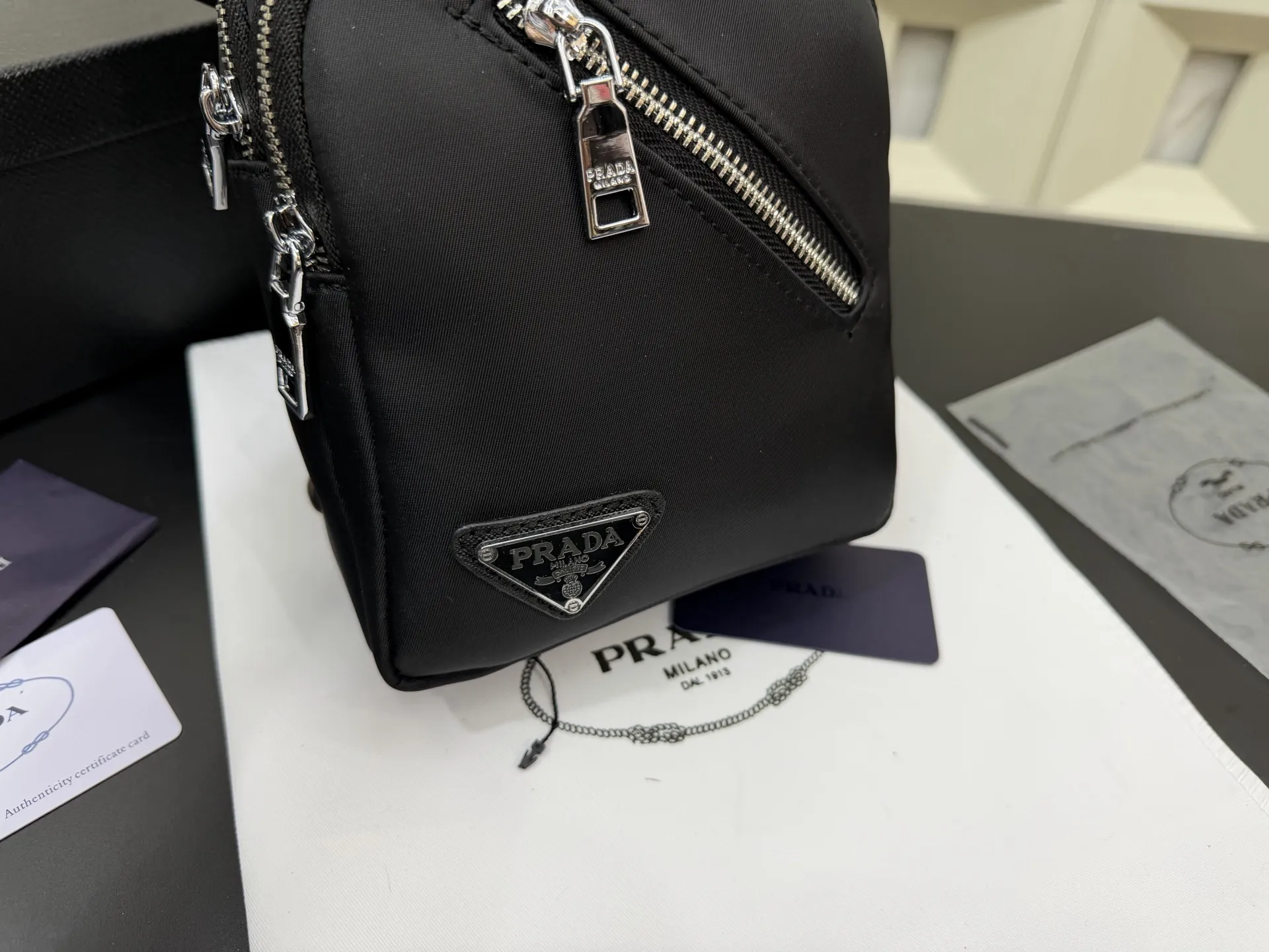 P105 Prada 普拉达 尼龙布二合一胸包 防水布斜挎背包 经典百搭 实物拍摄 配送防尘袋 30 x 16 cm。