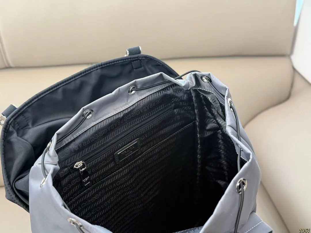 ¥210 PRADA普拉达新款双肩包 满足日常所需,解放双手 款式百搭 非常能装👍 进口尼龙面料,低调简单 包身不易变形,自重轻❗️ 尺寸26 38