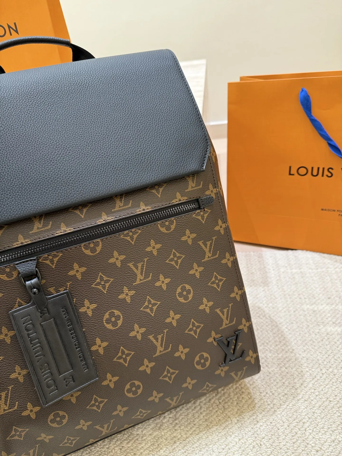 P170 高顔値双肩包/ LV Discovery 百搭通勤经典牛皮双肩包 LV最好看的双 肩包出差旅行必备 休闲商务都可驾驭 容量超大超能装 大热门款个人认为这是一款最合适男士的包包 超级酷 COOL 尺寸 30 40cm