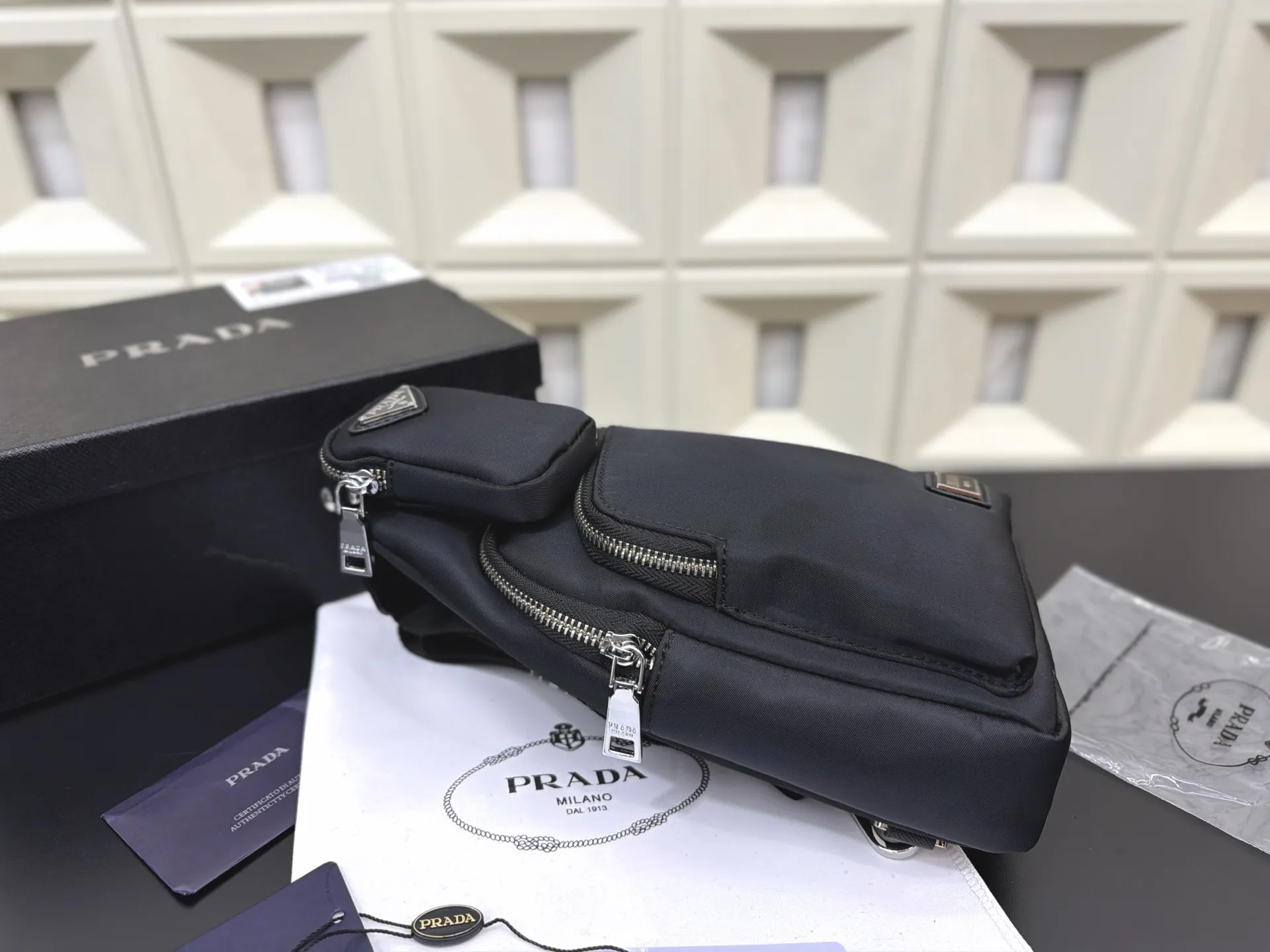 P105 Prada 普拉达 尼龙布二合一胸包 防水布斜挎背包 经典百搭 实物拍摄 配送防尘袋 30 x 16 cm。